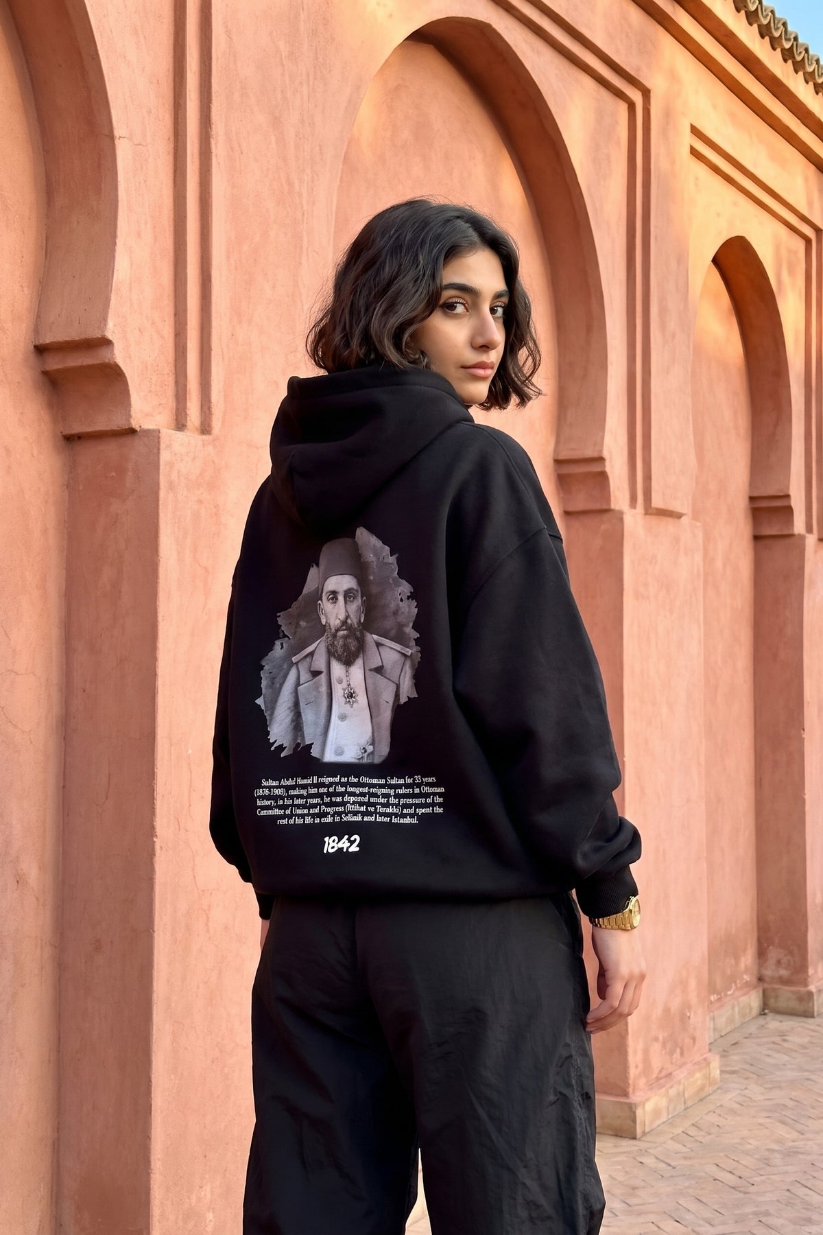 REALSTIL Abdülhamid Sultan Oversized Hoodie Black – Model Damen