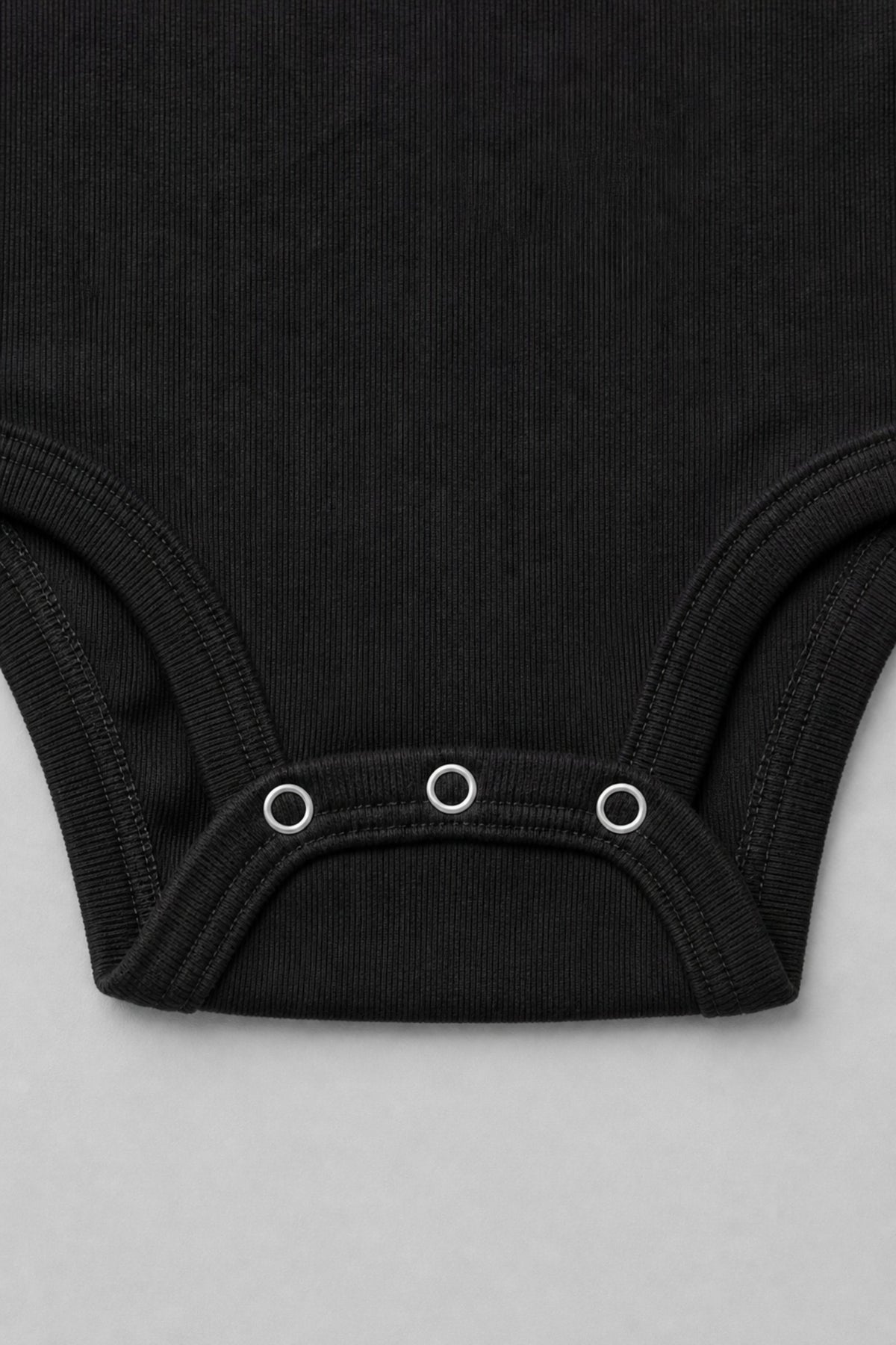REALSTIL Trabzonspor Bio-Babybody – Detail: Druckknöpfe am Schritt