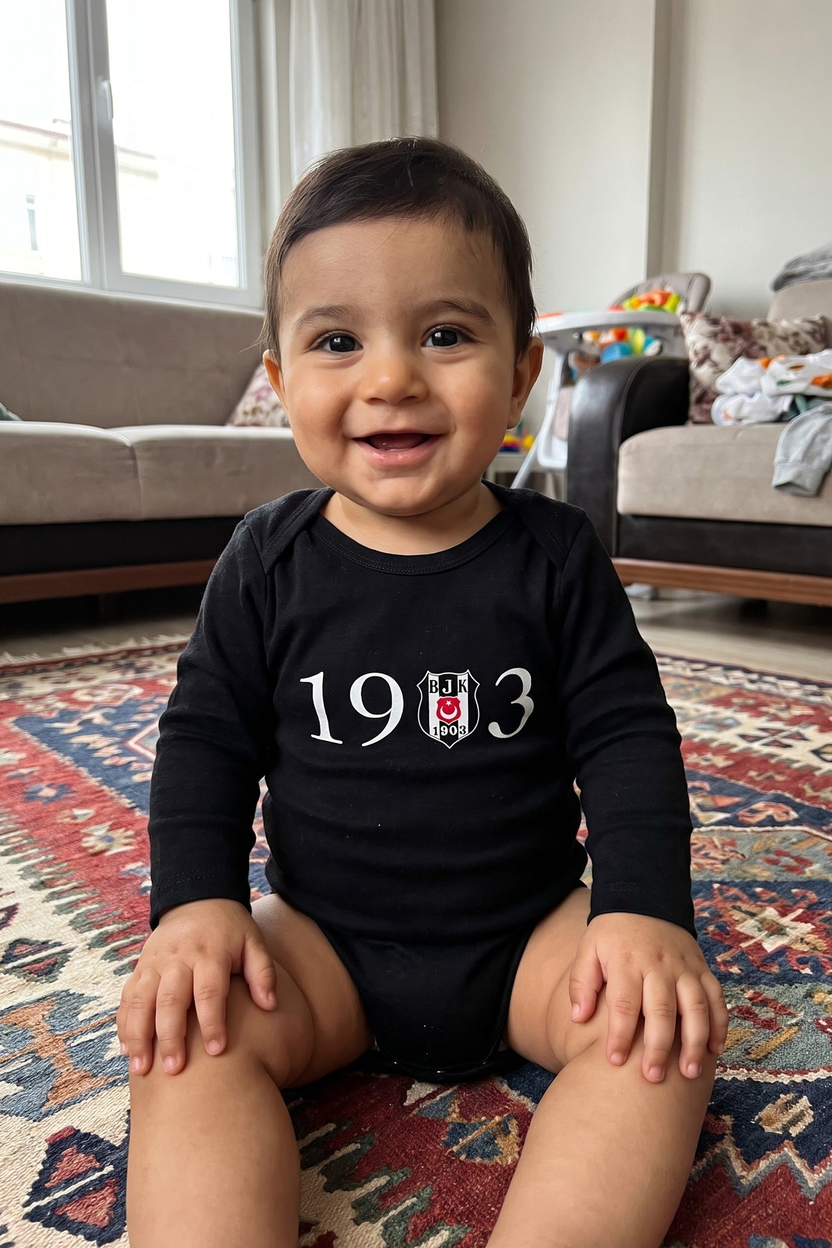 Beşiktaş Bio-Babybody Langarm – Çarşı – Baby trägt den Body