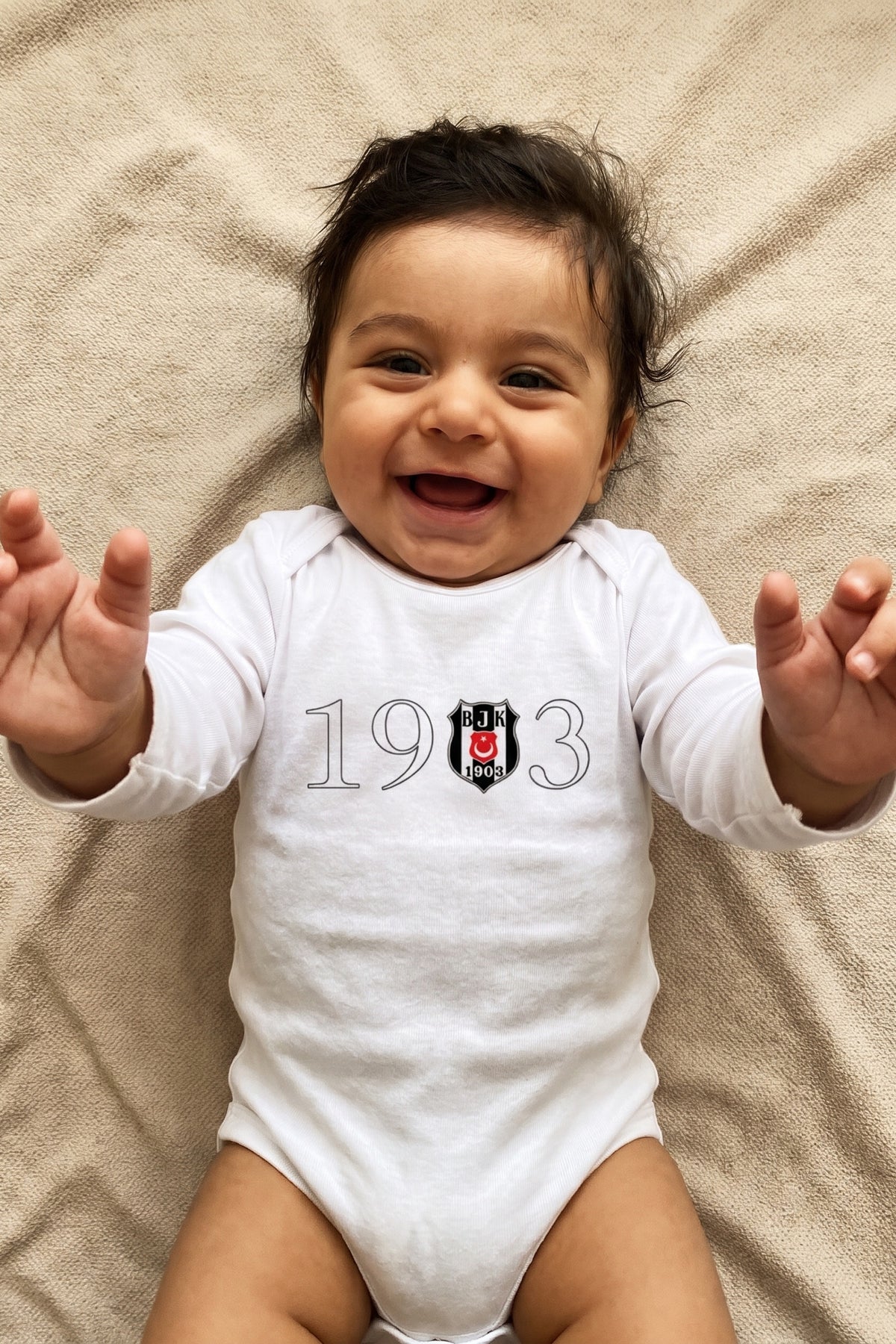 Beşiktaş Bio-Babybody Langarm – Çarşı – Baby trägt den Body