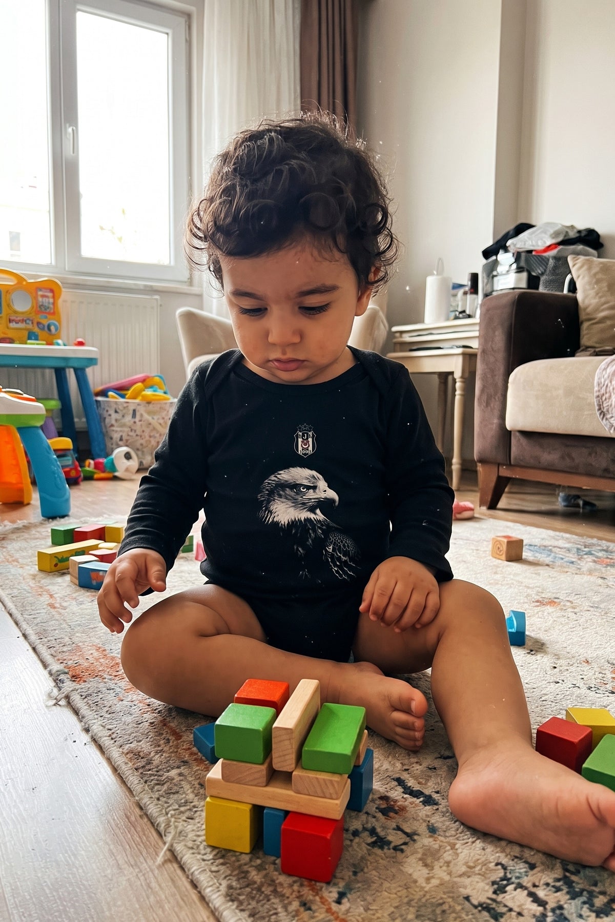 Beşiktaş Bio-Babybody Langarm – Kara Kartal – Baby trägt den Body