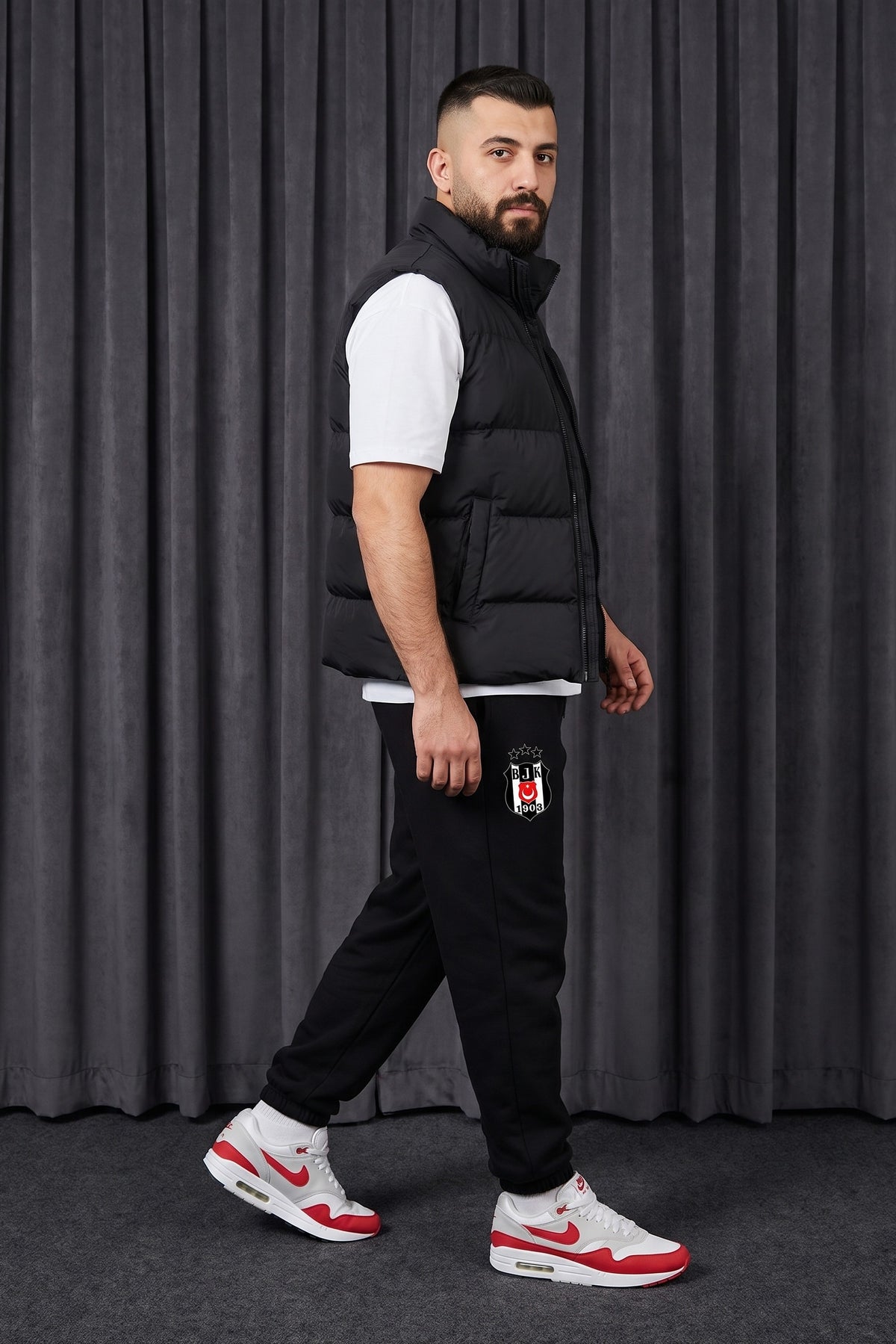 Beşiktaş Jogger – Model trägt den Jogger