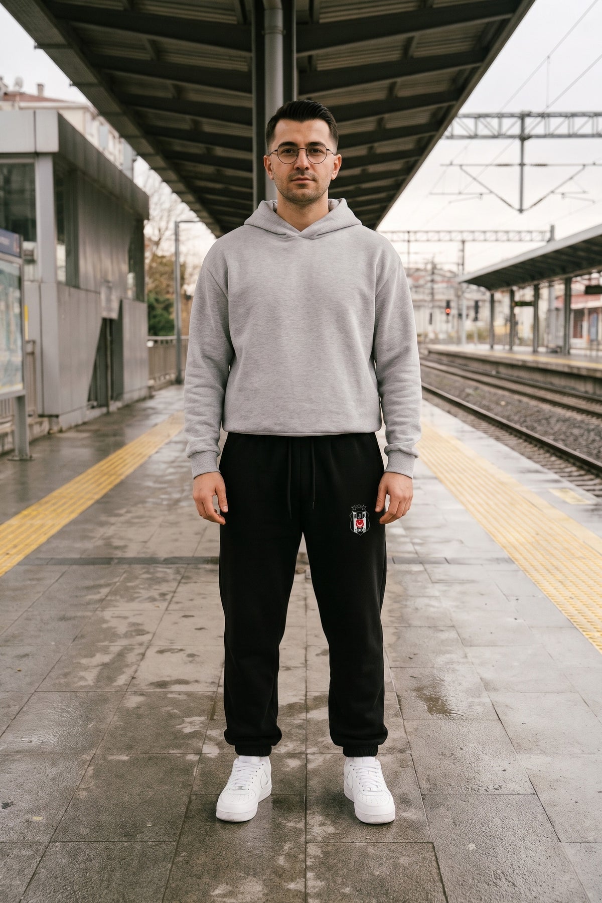 Beşiktaş Jogger in Schwarz – getragen im Studio