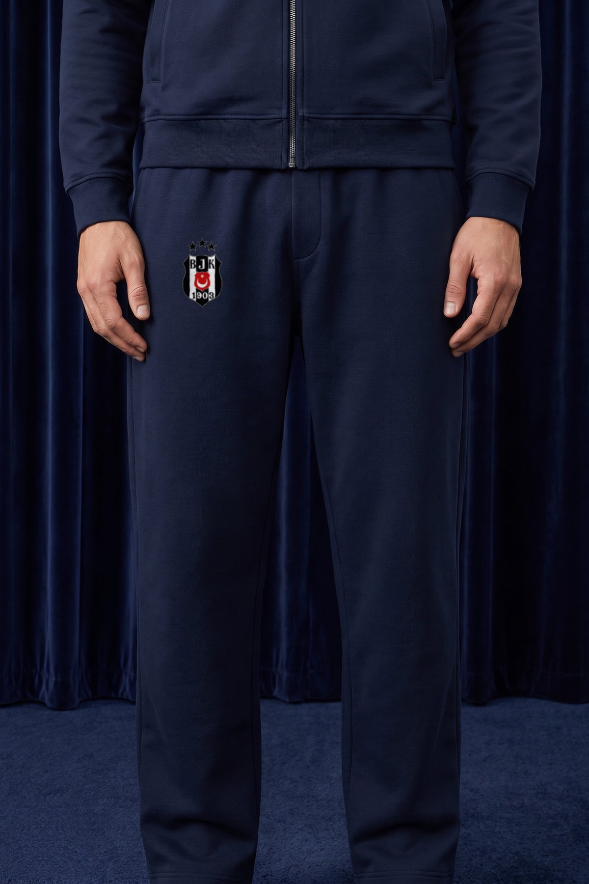 Beşiktaş Oversized Jogger in Deep Navy – Nahaufnahme des Prints