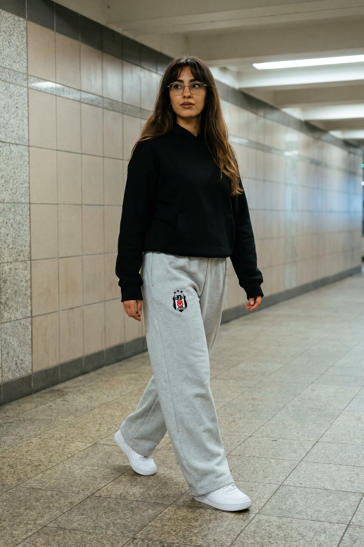 Beşiktaş Oversized Jogger in Heather Grey – getragen im Studio