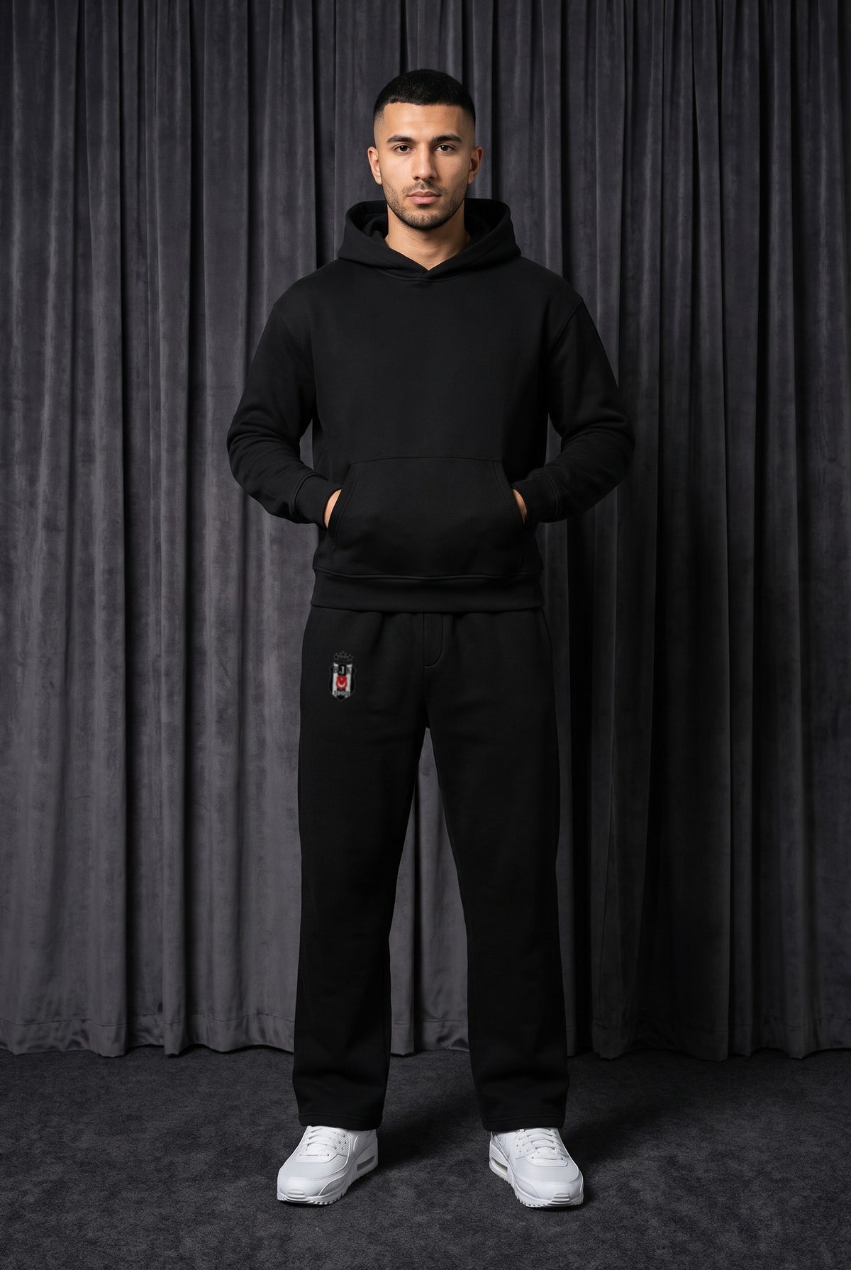 Beşiktaş Oversized Jogger in Schwarz – getragen im Studio