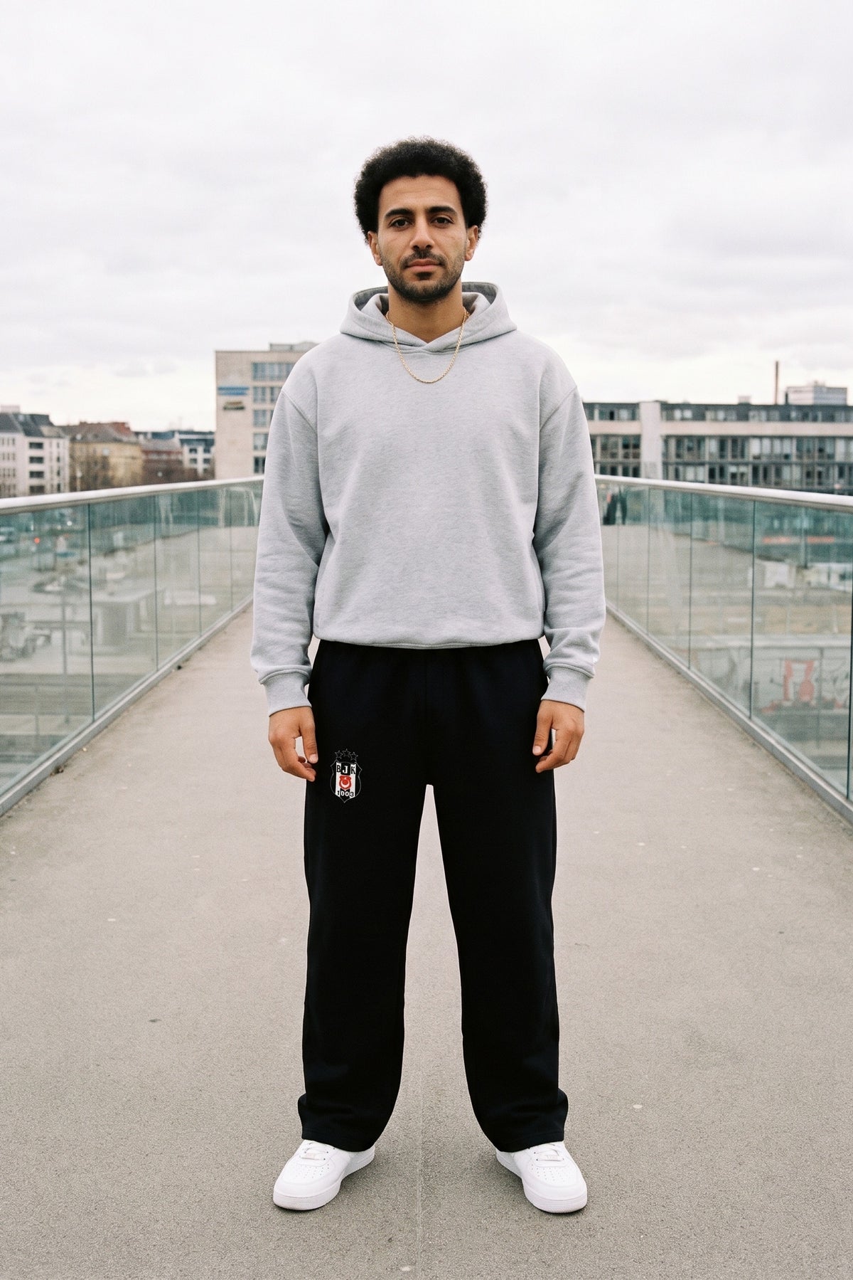 Beşiktaş Oversized Jogger in Schwarz – getragen im Studio
