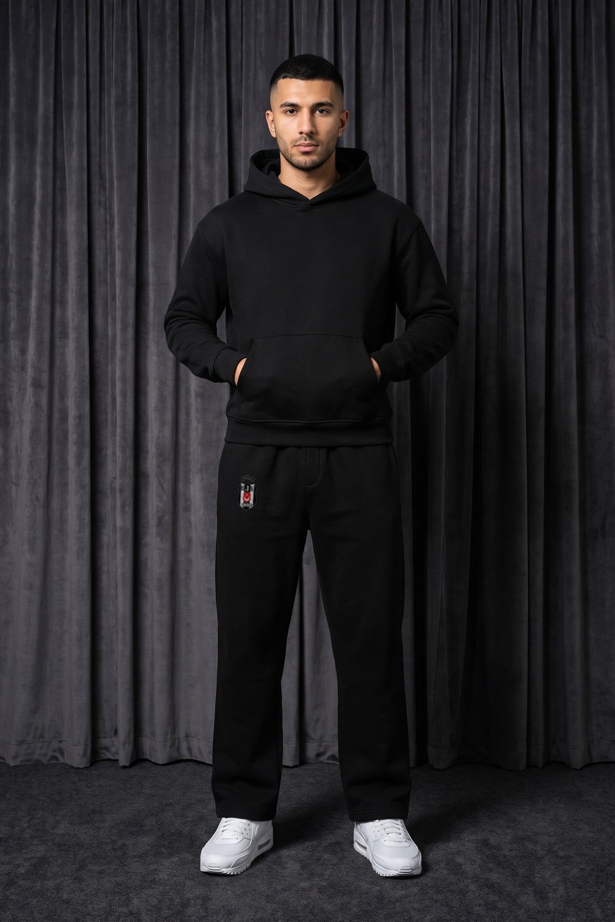 Beşiktaş Oversized Jogger in Schwarz – getragen im Studio