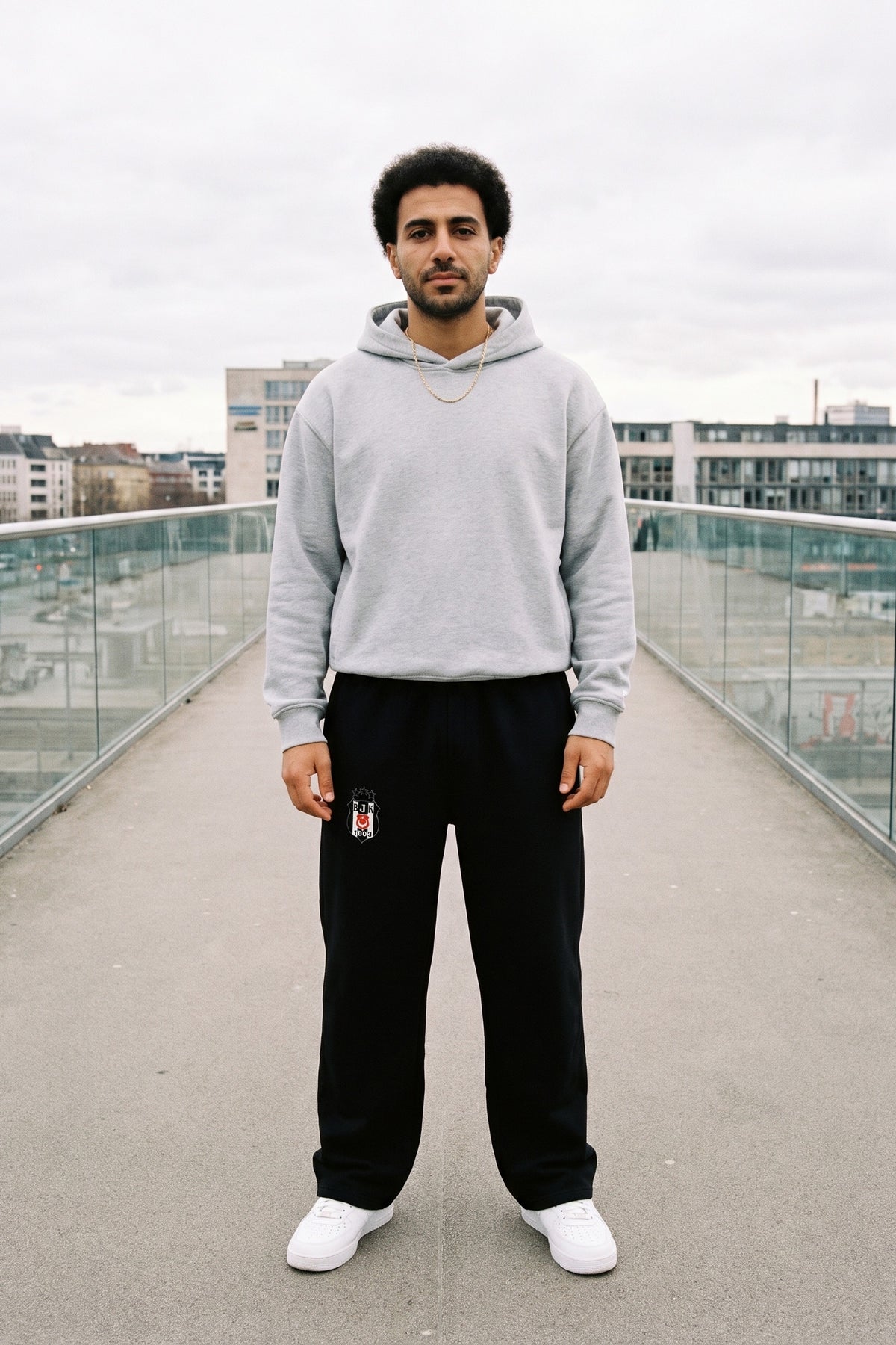 Beşiktaş Oversized Jogger in Schwarz – getragen im Studio
