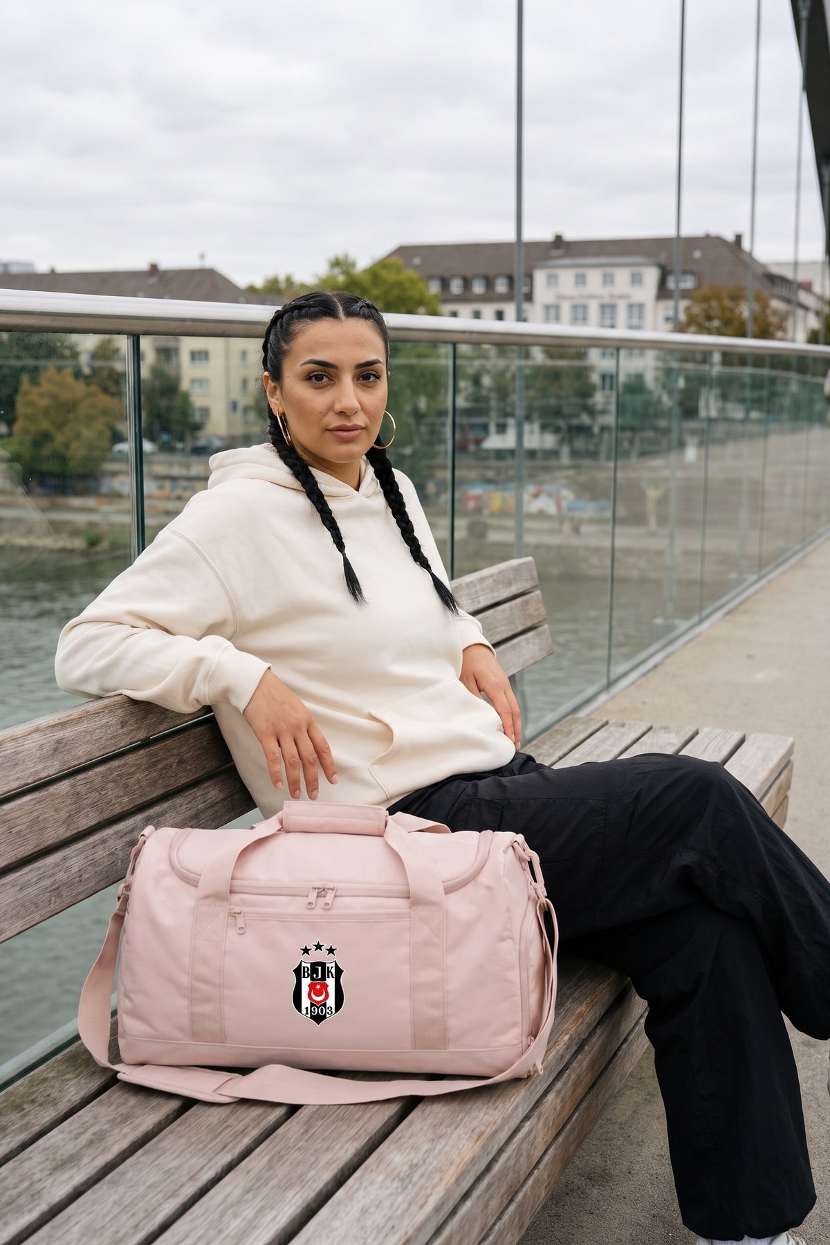 Beşiktaş Sporttasche in Fresh Pink – Model-Foto