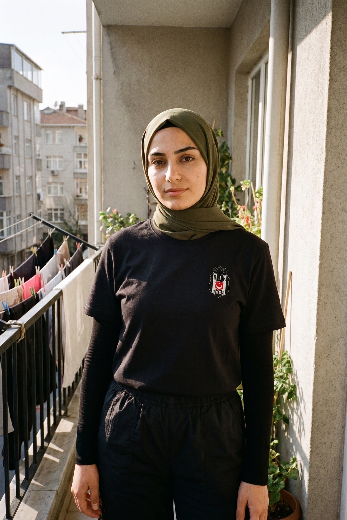 REALSTIL Beşiktaş Regular Fit T-Shirt Black – Model Damen