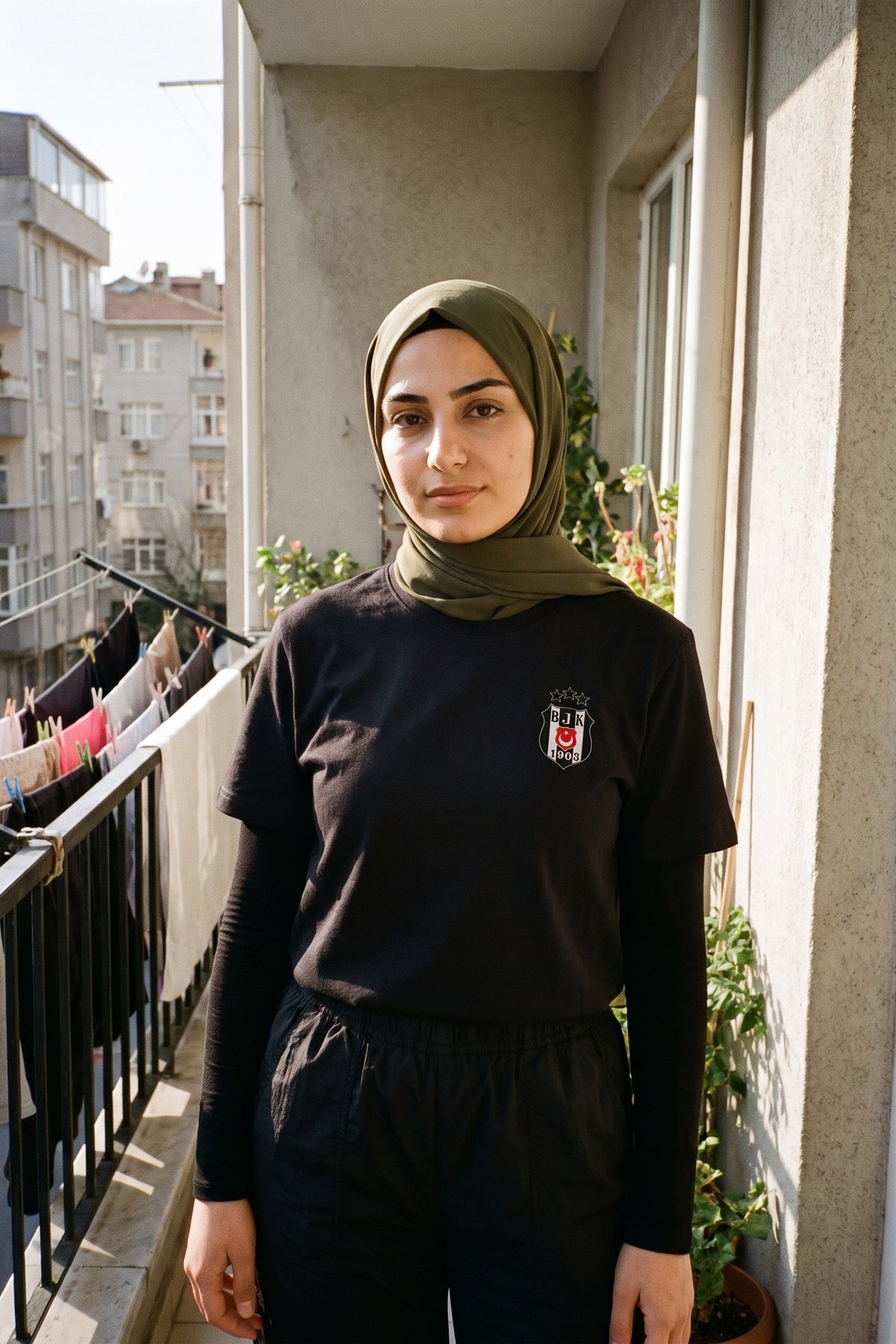 REALSTIL Beşiktaş Regular Fit T-Shirt Black – Model Damen