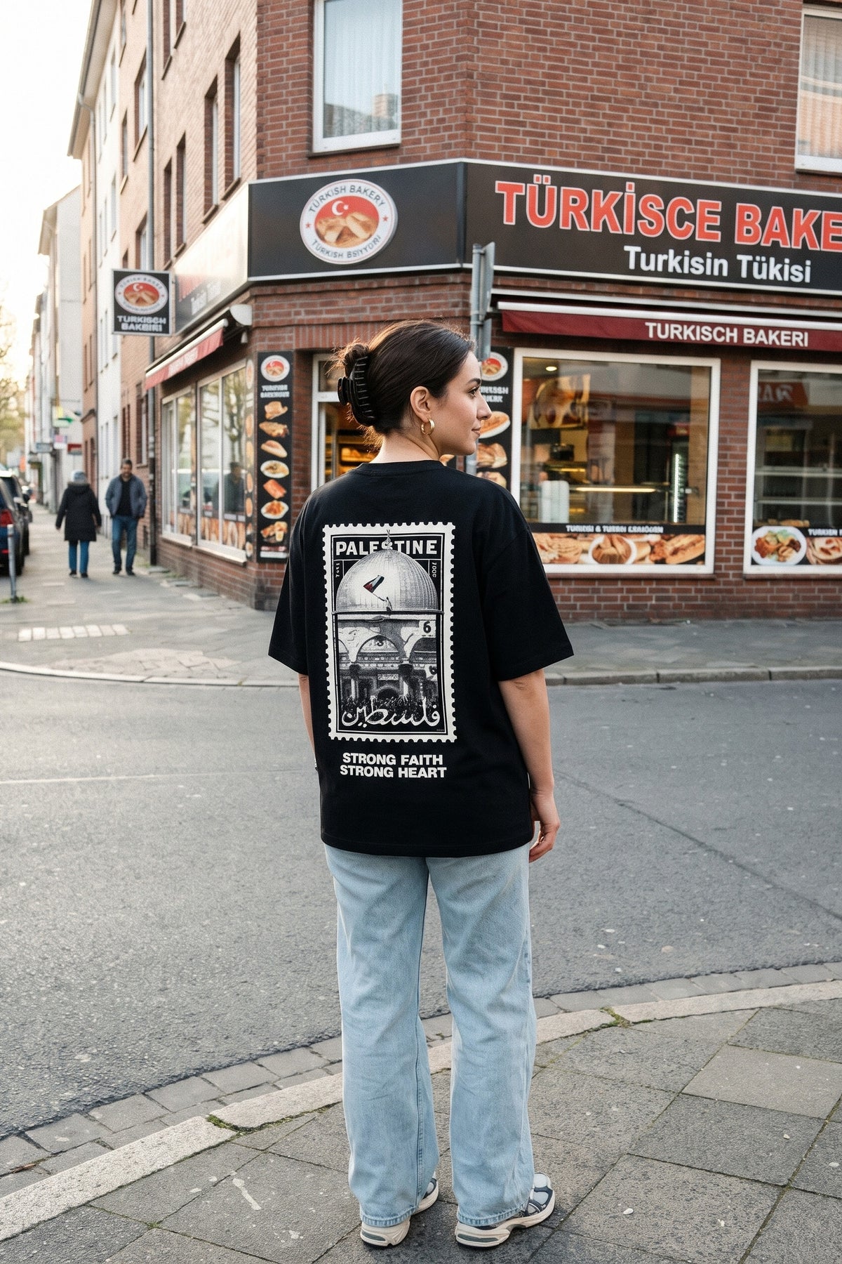 REALSTIL Palestine Oversized T-Shirt Black – Model Damen