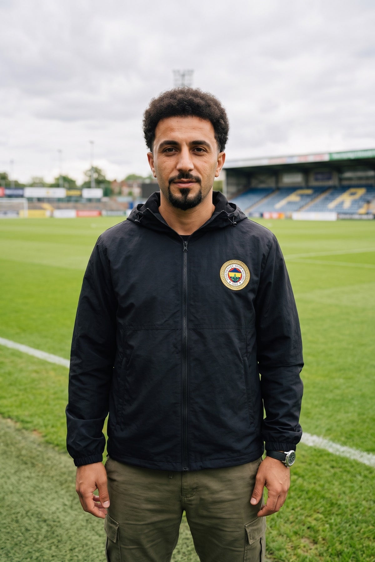 Fenerbahçe Windbreaker Gold Emblem in Schwarz – Model-Foto Herren
