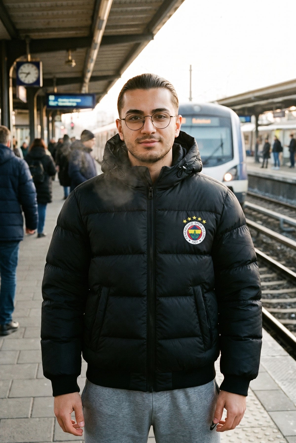 Fenerbahçe Steppjacke – Kadıköy in Schwarz – Model-Foto Damen