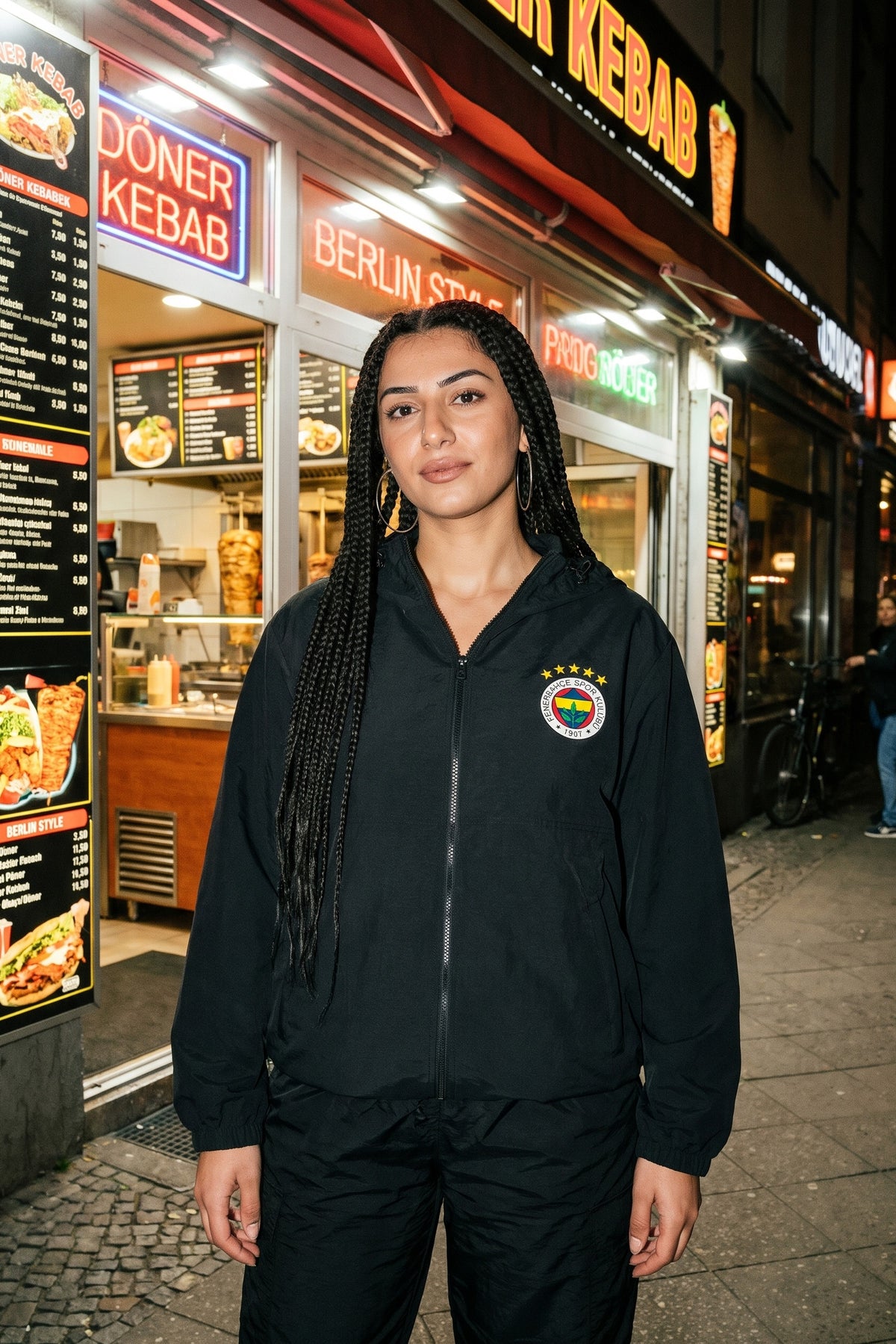 Fenerbahçe Windbreaker Wappen in Schwarz – Model-Foto Herren
