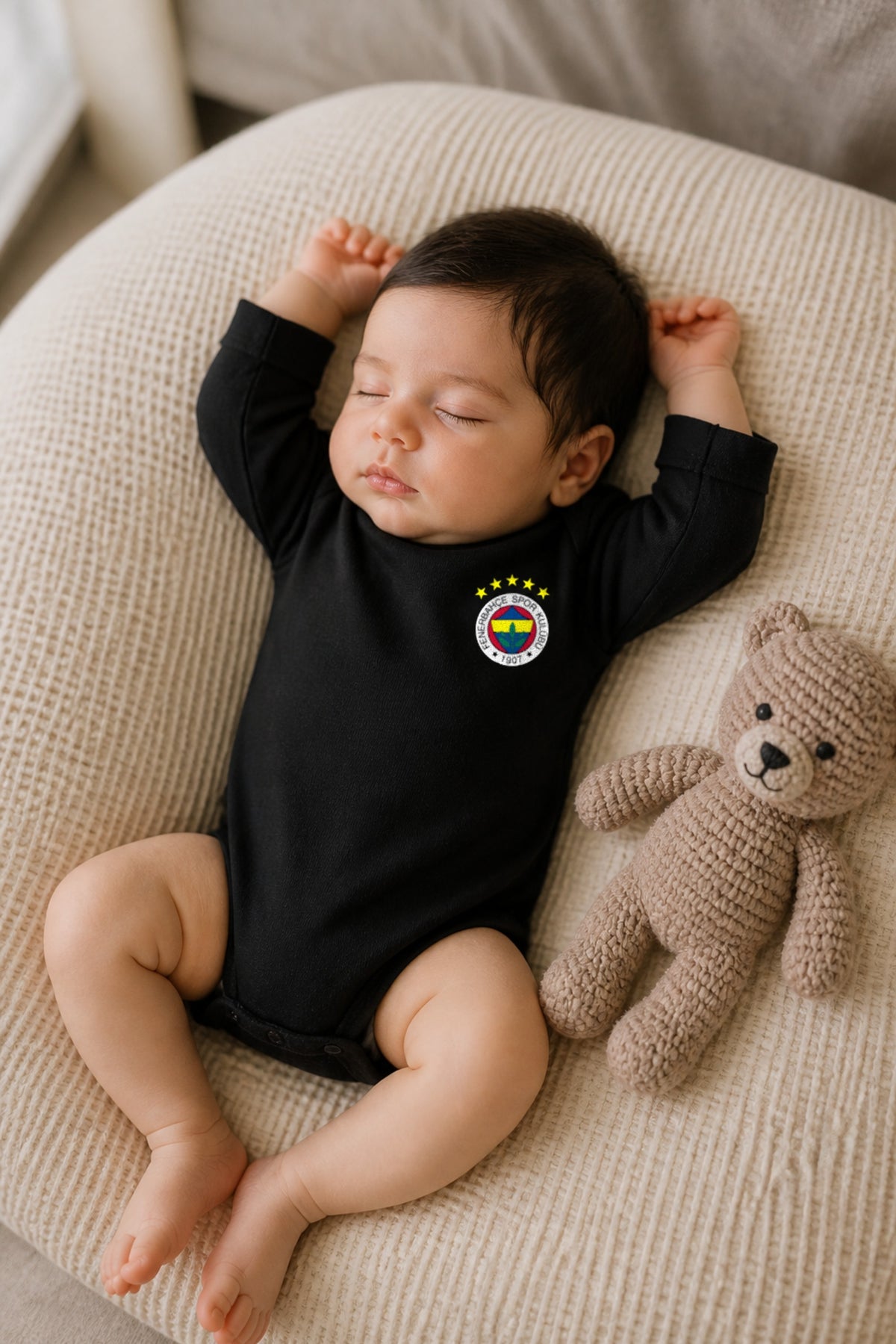 Fenerbahçe Bio-Babybody Langarm – Kadıköy – Baby trägt den Body
