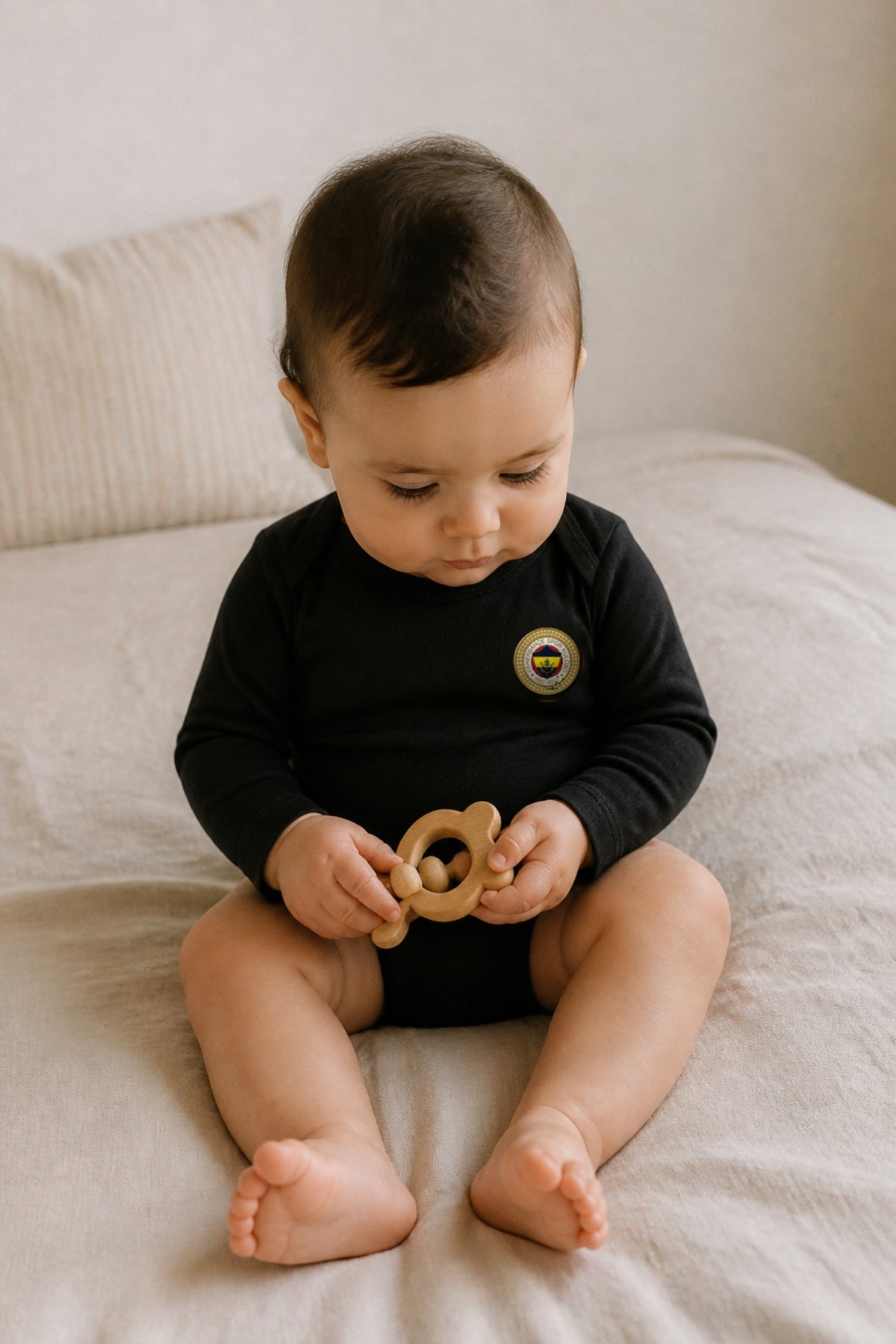 Fenerbahçe Bio-Babybody Langarm – Kanarya – Baby trägt den Body