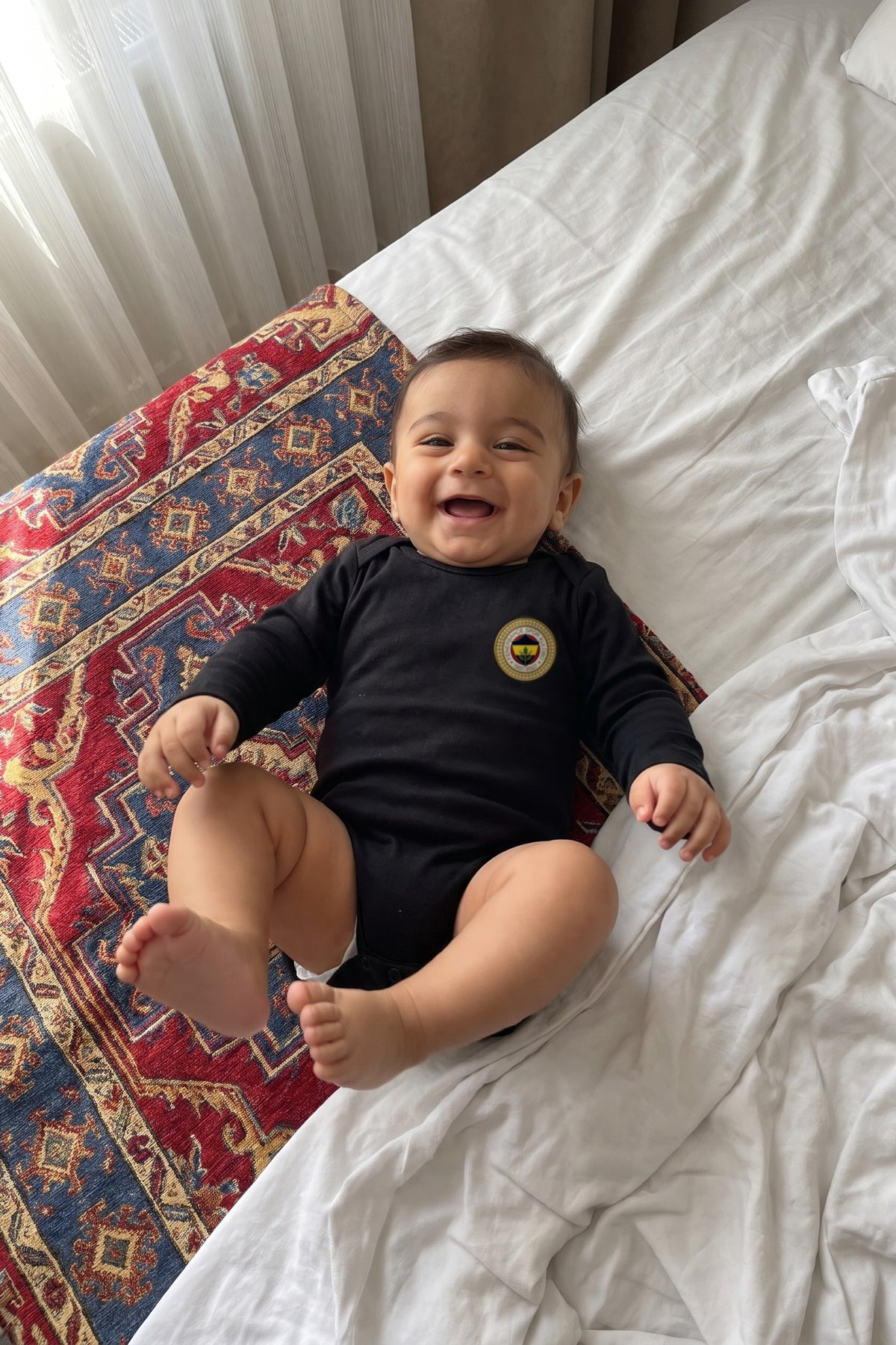 Fenerbahçe Bio-Babybody Langarm – Kanarya – Baby trägt den Body
