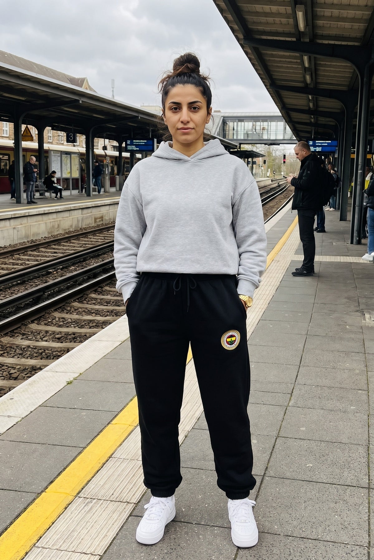 Fenerbahçe Jogger in Schwarz – getragen im Studio
