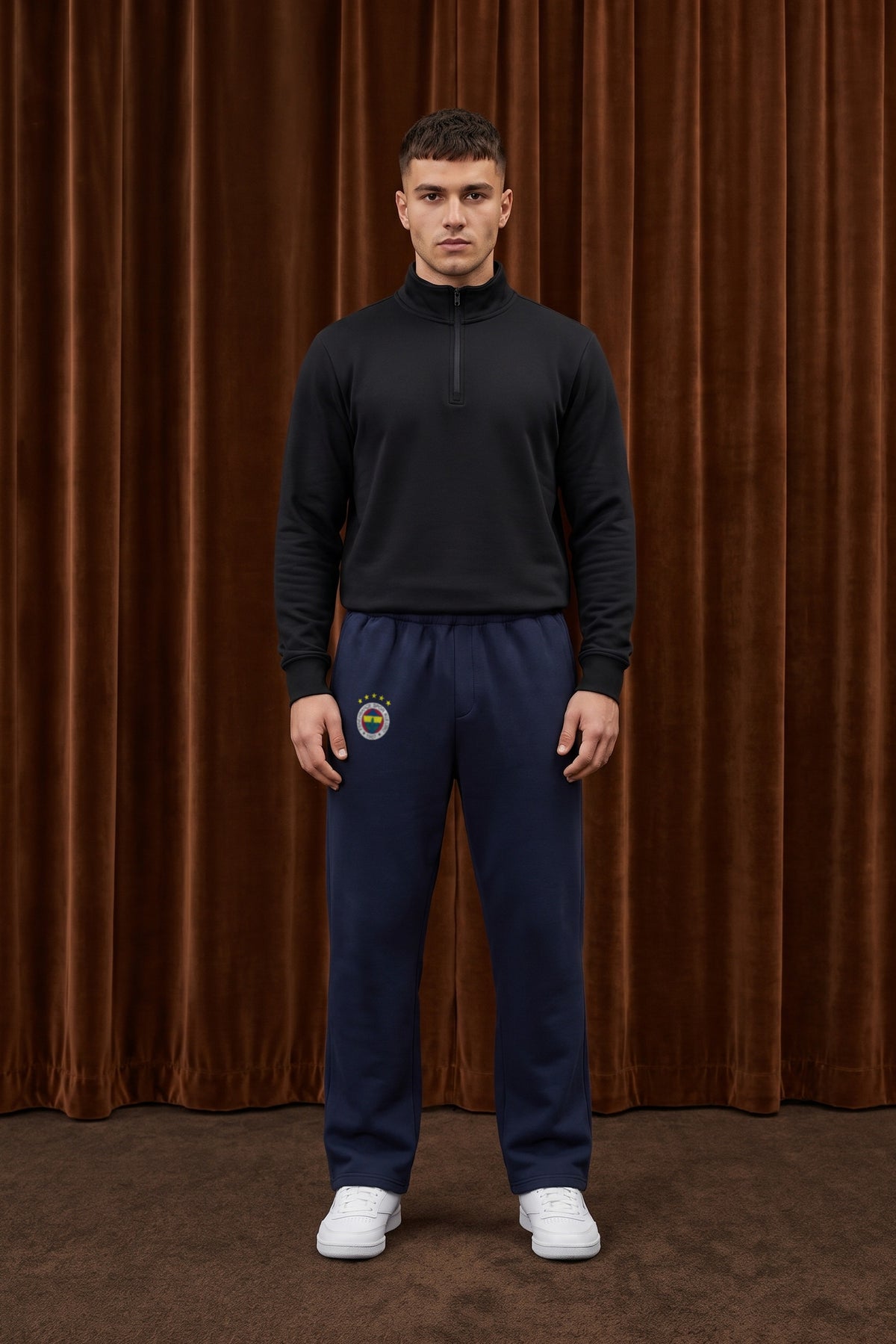 Fenerbahçe Oversized Jogger in Deep Navy – getragen im Studio