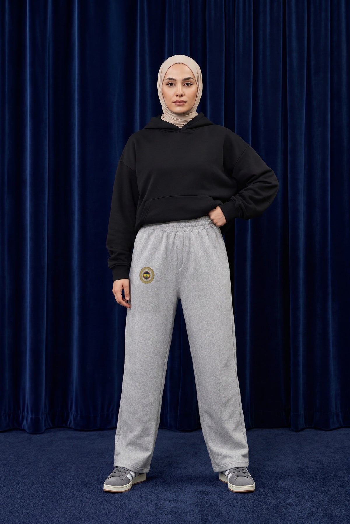Fenerbahçe Oversized Jogger in Heather Grey – getragen im Studio