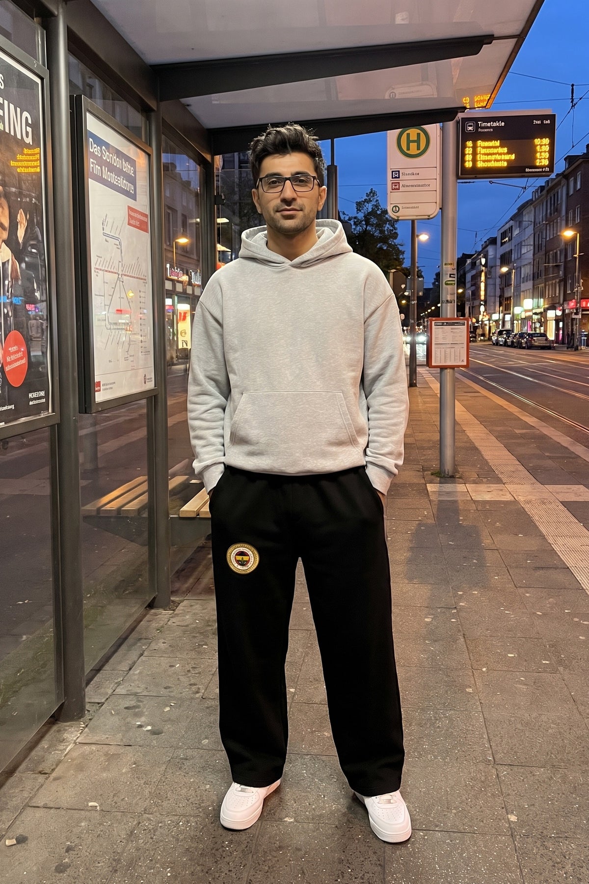 Fenerbahçe Oversized Jogger in Heather Grey – getragen im Studio