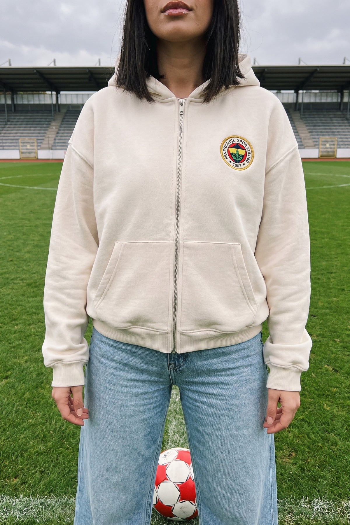 REALSTIL Fenerbahçe Oversized Zipper Hoodie White Sand – Model Damen