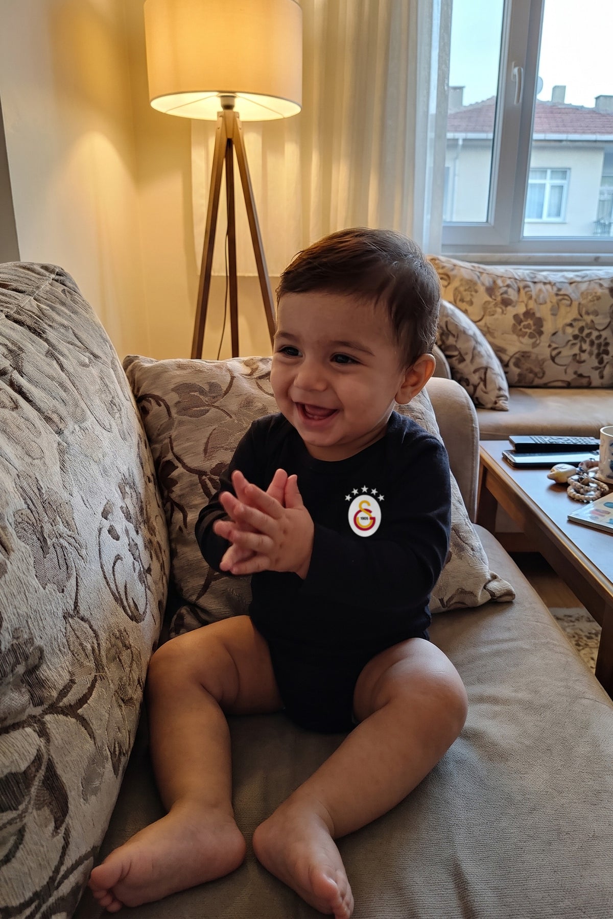 Galatasaray Bio-Babybody Langarm – Aslan – Baby trägt den Body