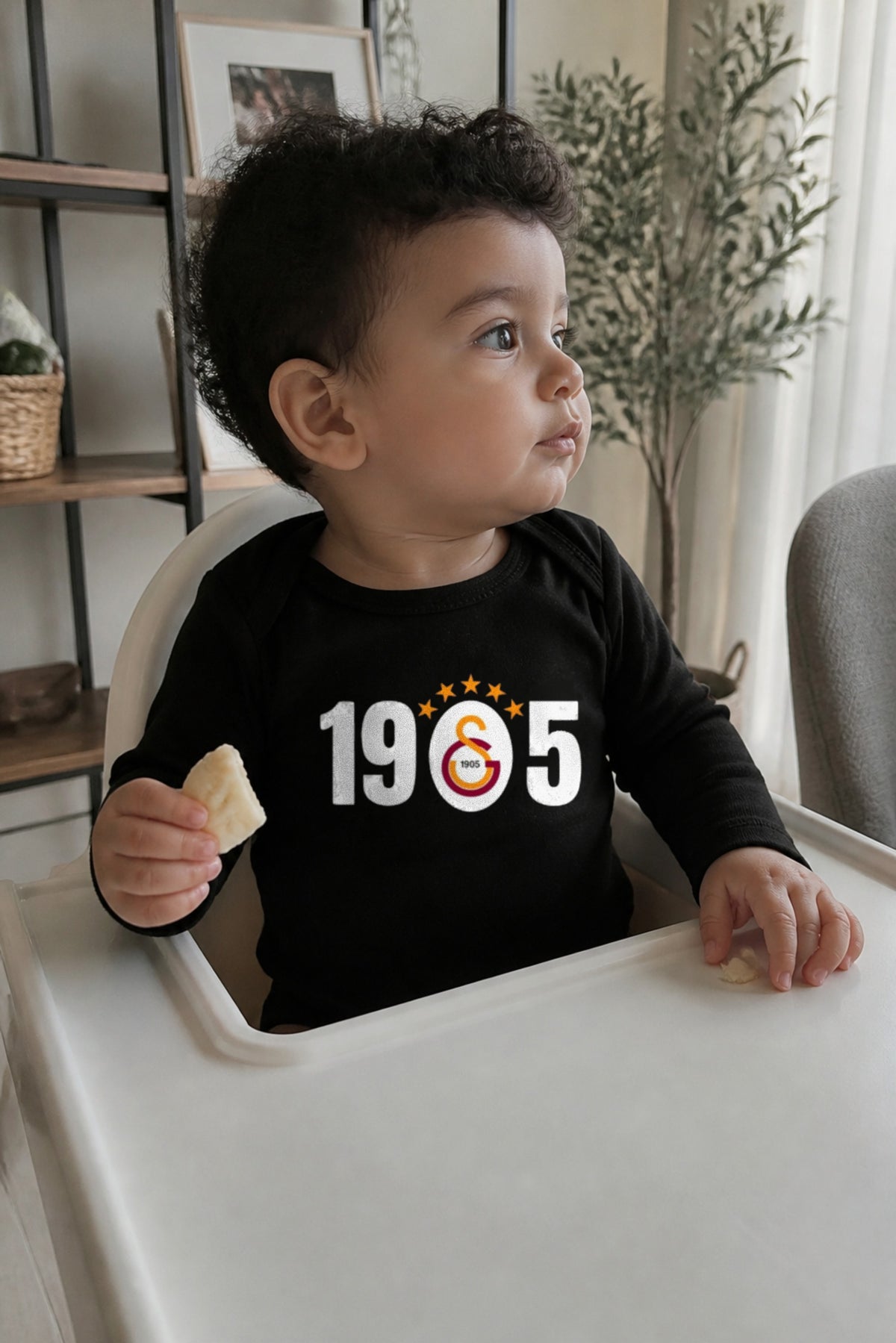 Galatasaray Bio-Babybody Langarm – Sarı Kırmızı – Baby trägt den Body