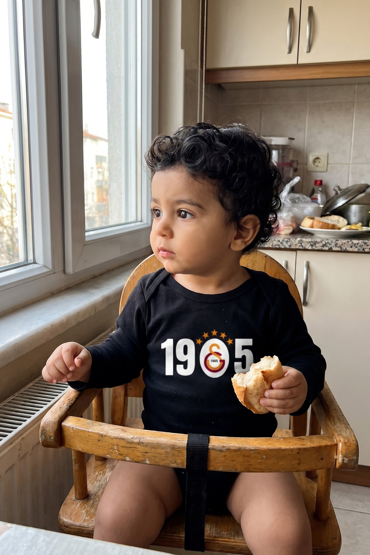 Galatasaray Bio-Babybody Langarm – Sarı Kırmızı – Baby trägt den Body