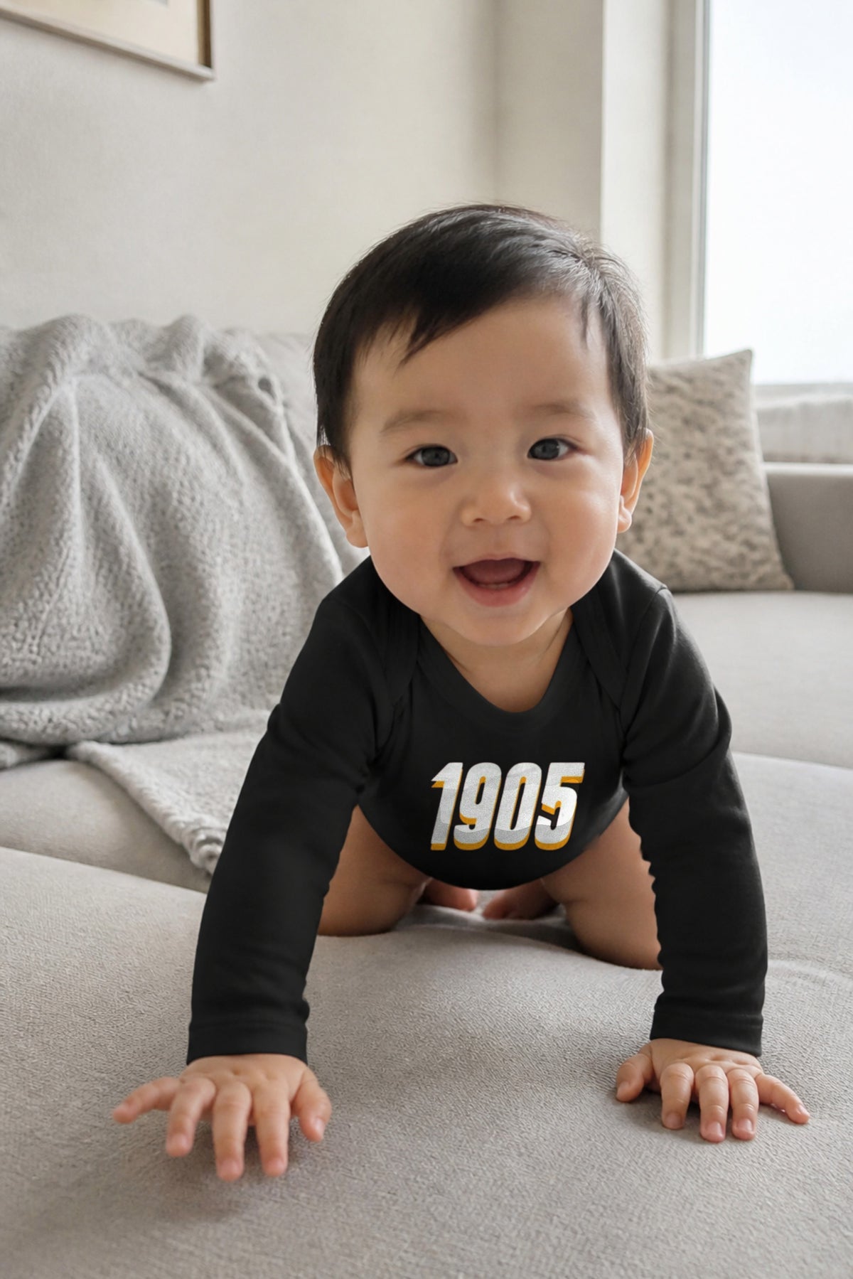 Galatasaray Bio-Babybody Langarm – Zafer – Baby trägt den Body