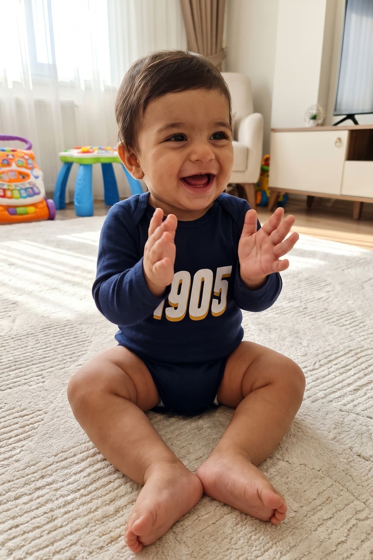 Galatasaray Bio-Babybody Langarm – Zafer – Baby trägt den Body