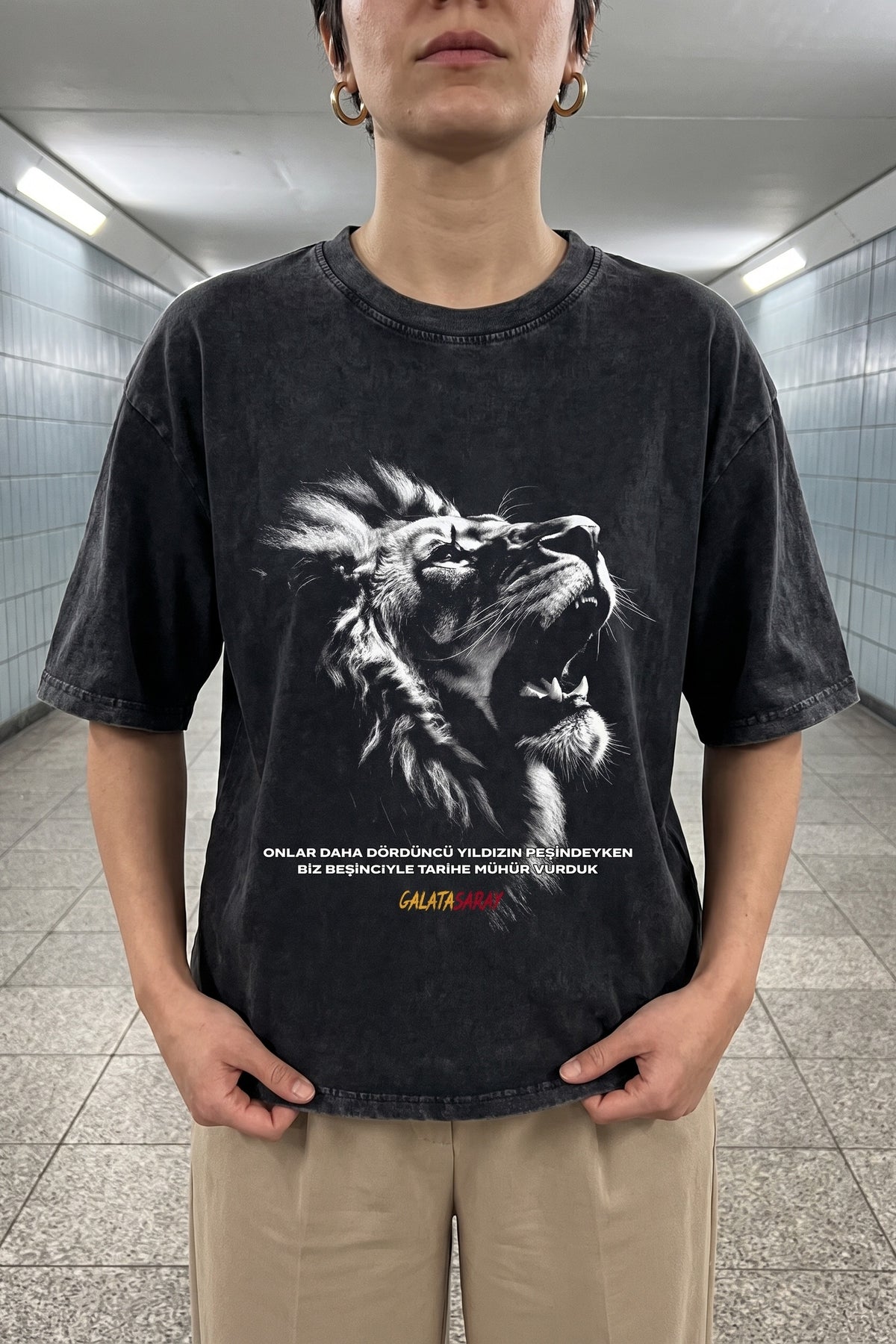 Galatasaray Cim Bom Washed T-Shirt in Washed Black – Model-Foto Damen, Nahaufnahme Frontprint
