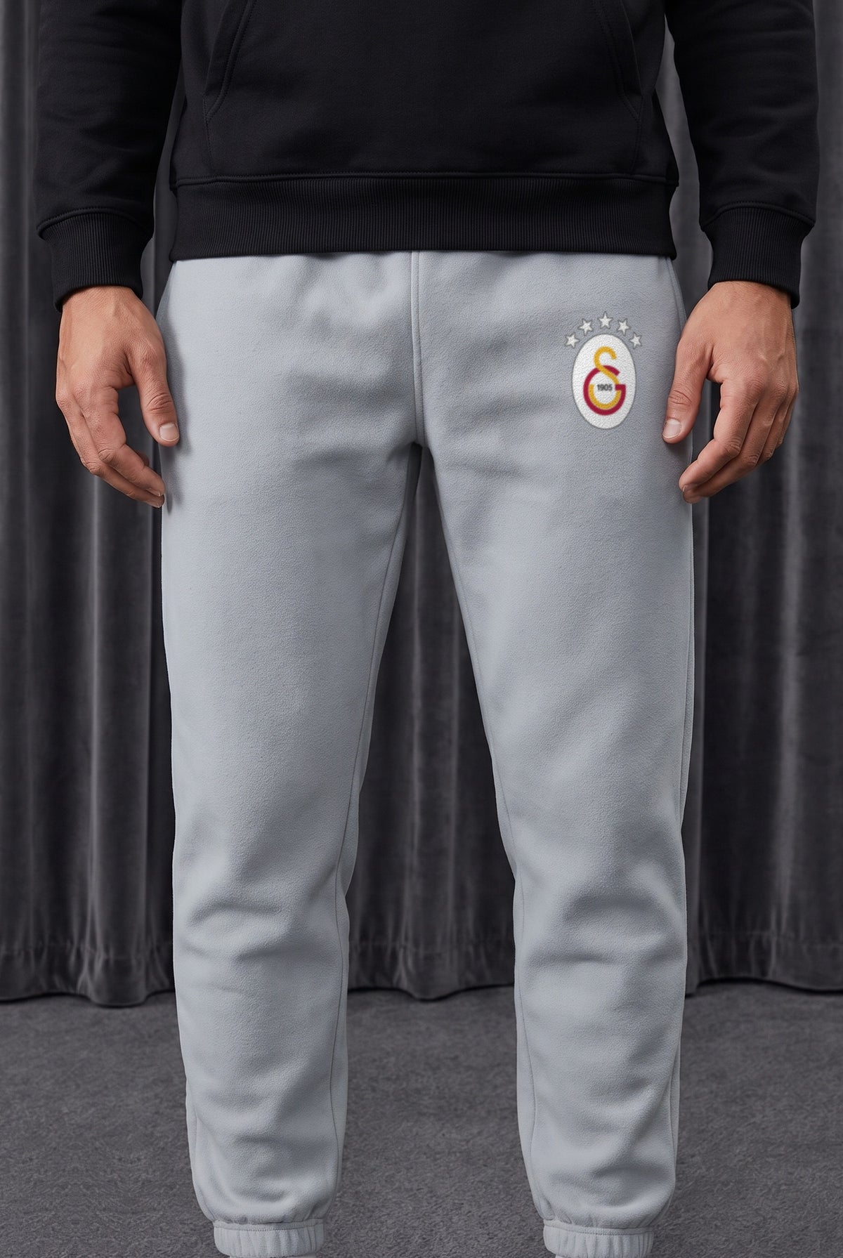 Galatasaray Jogger in Light Asphalt – Nahaufnahme des Prints