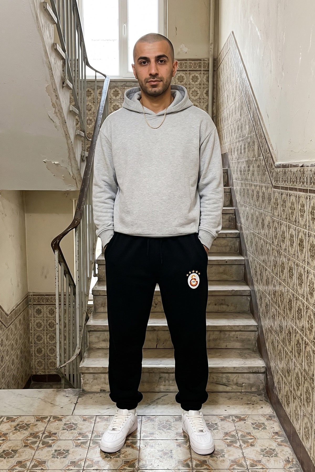 Galatasaray Jogger in Schwarz – getragen im Studio