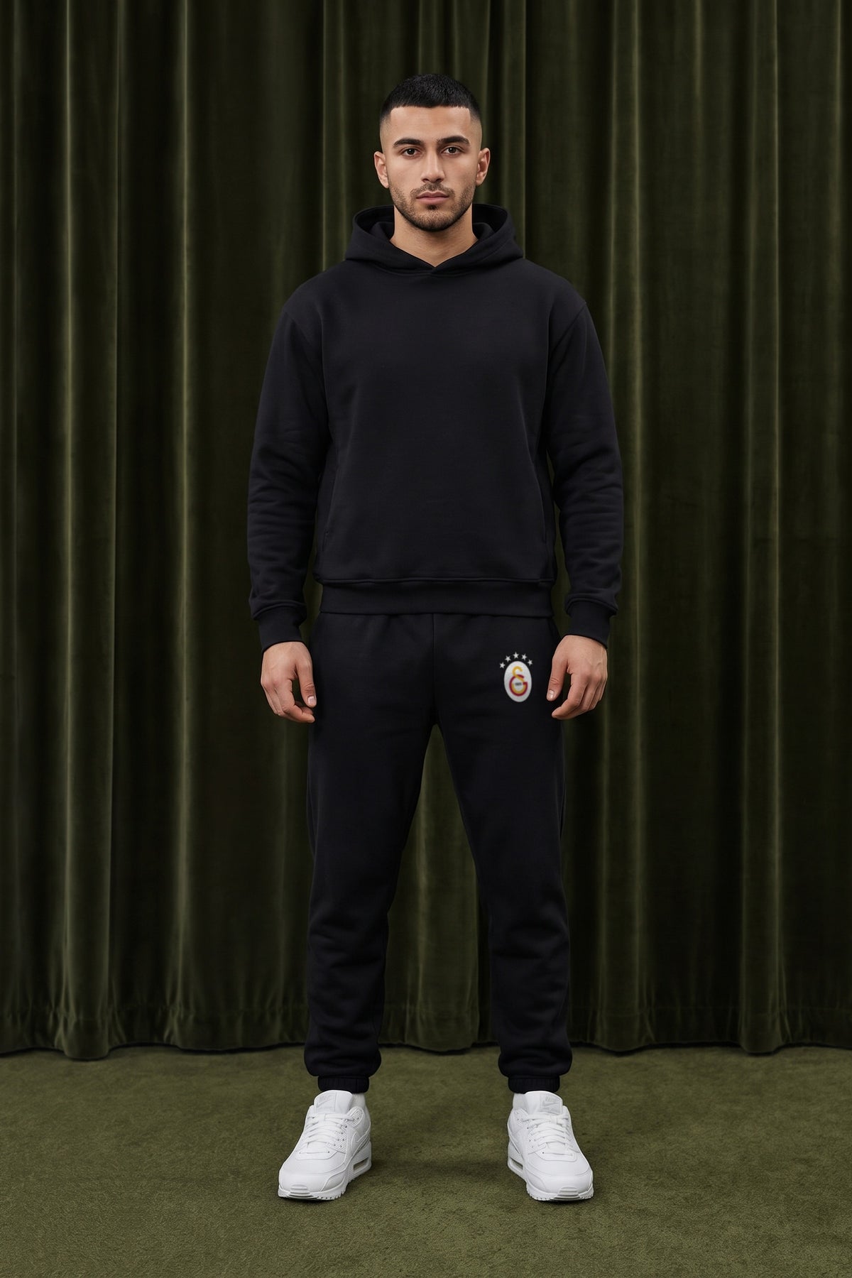 Galatasaray Jogger in Schwarz – getragen im Studio
