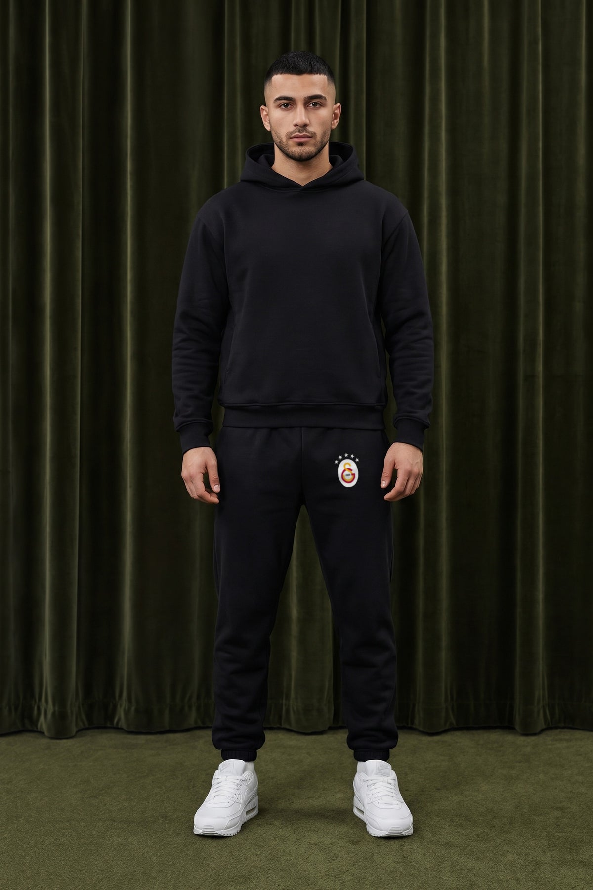 Galatasaray Jogger in Schwarz – getragen im Studio