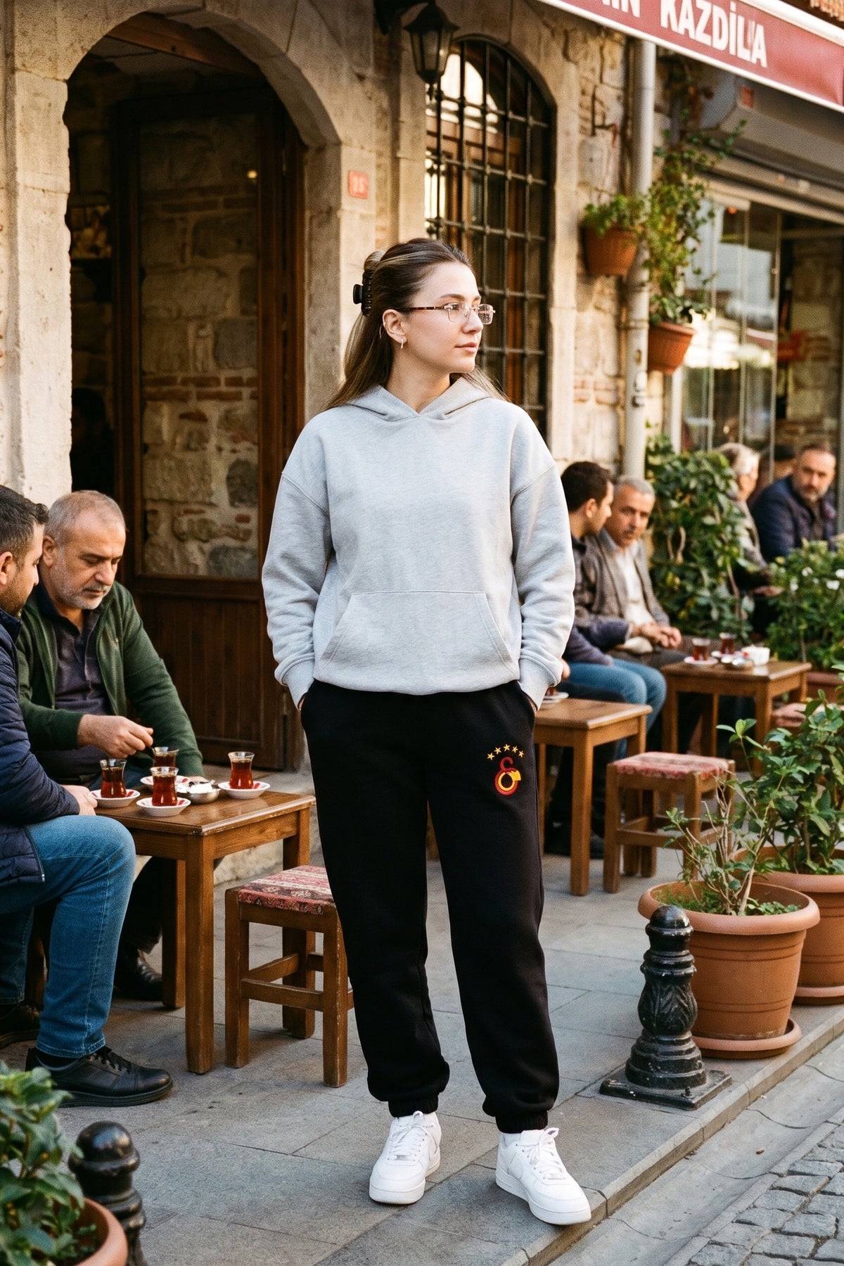 Galatasaray Jogger in Schwarz – getragen im Studio