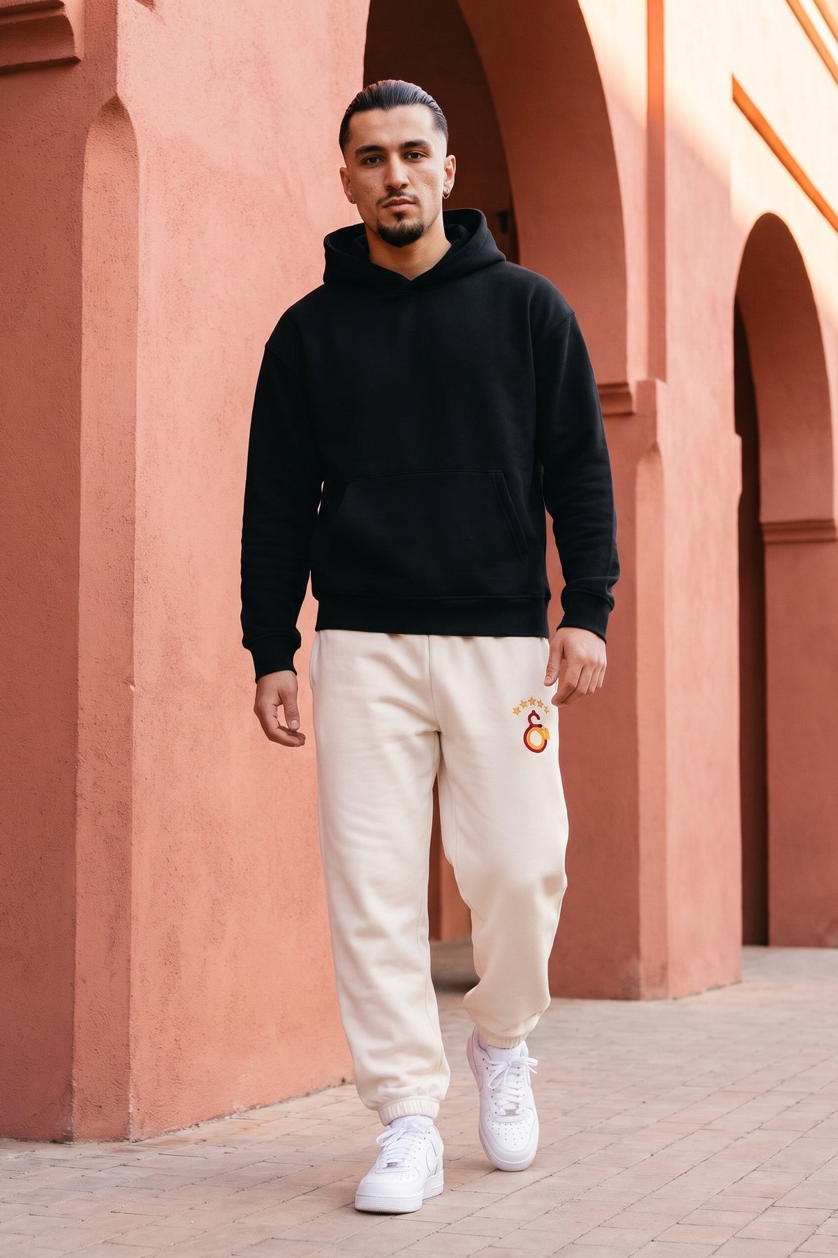 Galatasaray Jogger in Weiß – getragen im Studio