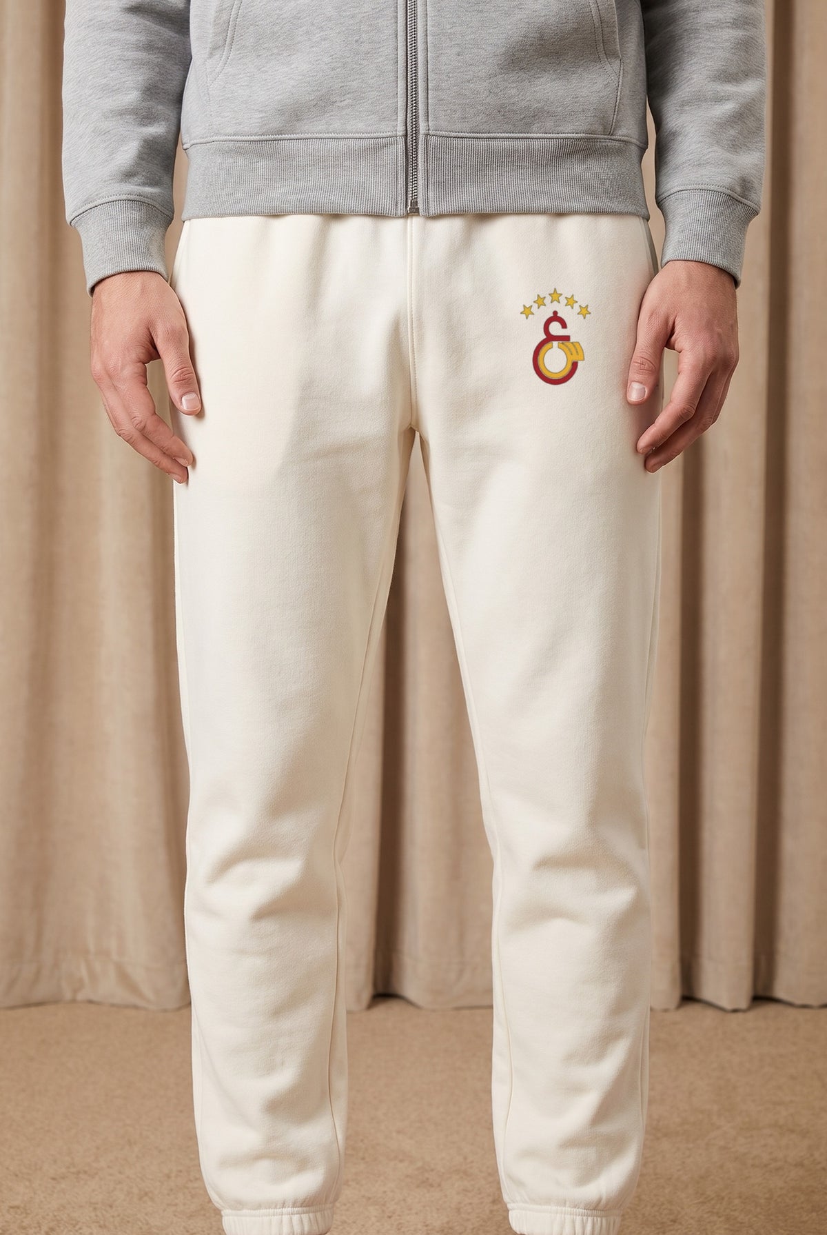 Galatasaray Jogger in White Sand – Nahaufnahme des Prints