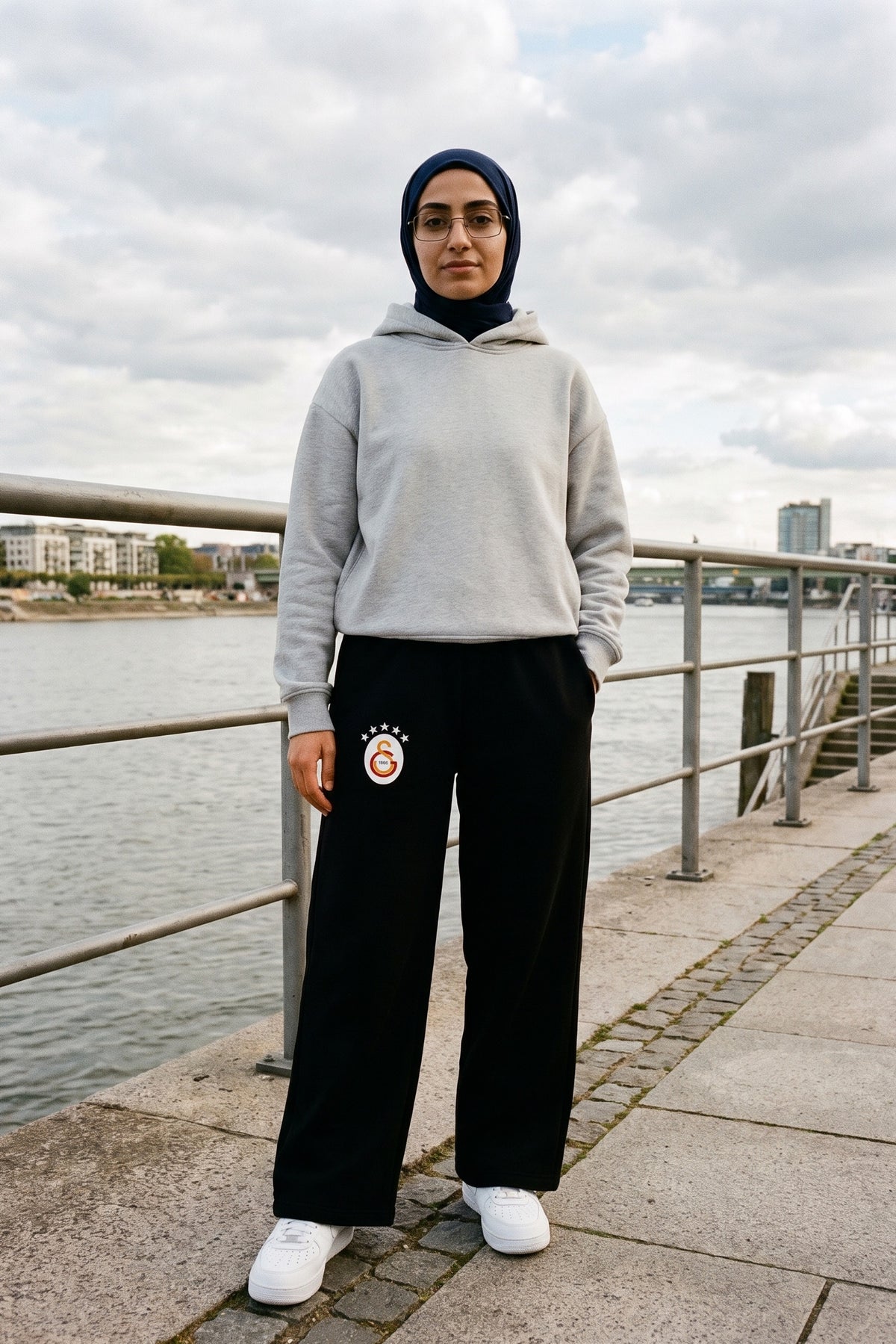 Galatasaray Oversized Jogger in Heather Grey – getragen im Studio