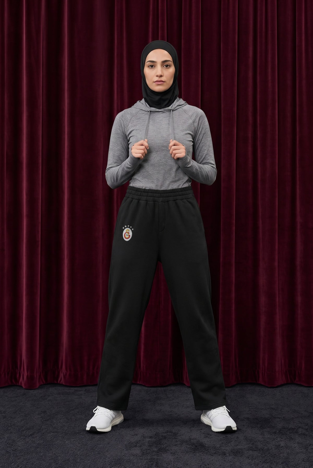 Galatasaray Oversized Jogger in Schwarz – getragen im Studio