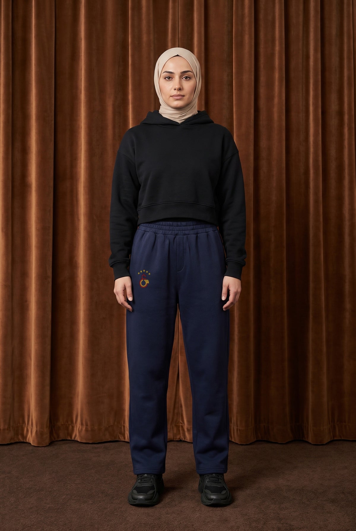 Galatasaray Oversized Jogger in Deep Navy – getragen im Studio