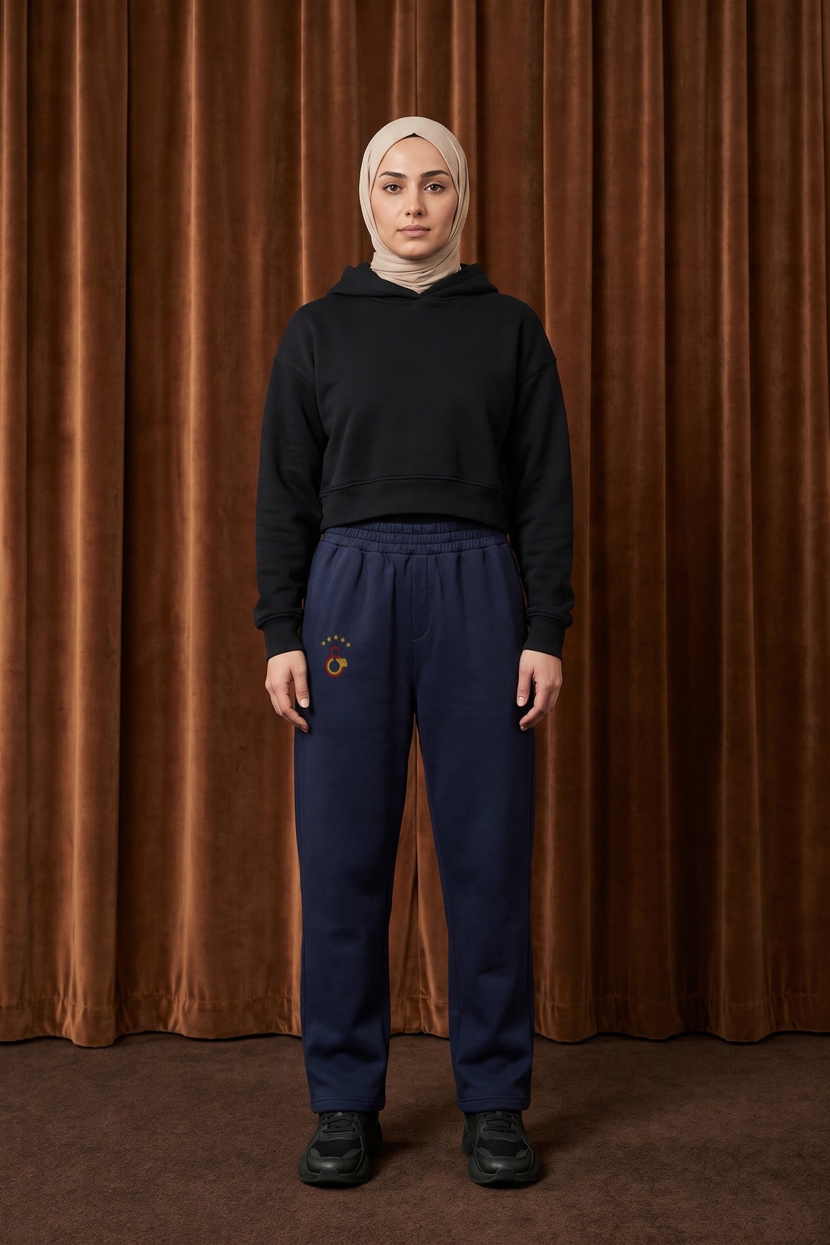 Galatasaray Oversized Jogger in Deep Navy – getragen im Studio
