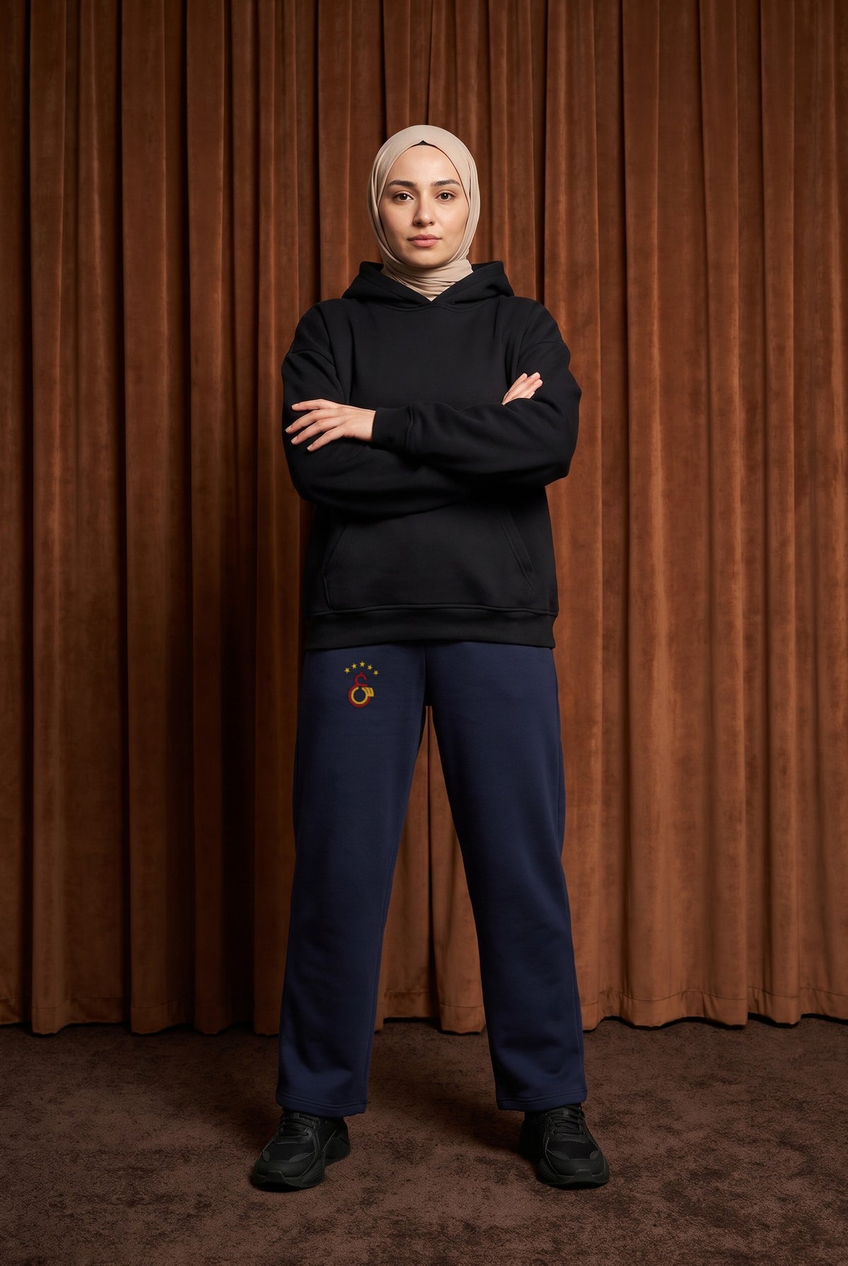 Galatasaray Oversized Jogger in Deep Navy – getragen im Studio