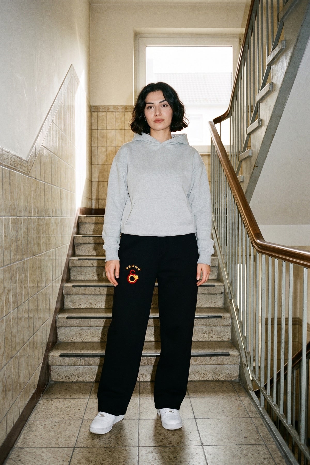 Galatasaray Oversized Jogger in Schwarz – getragen im Studio