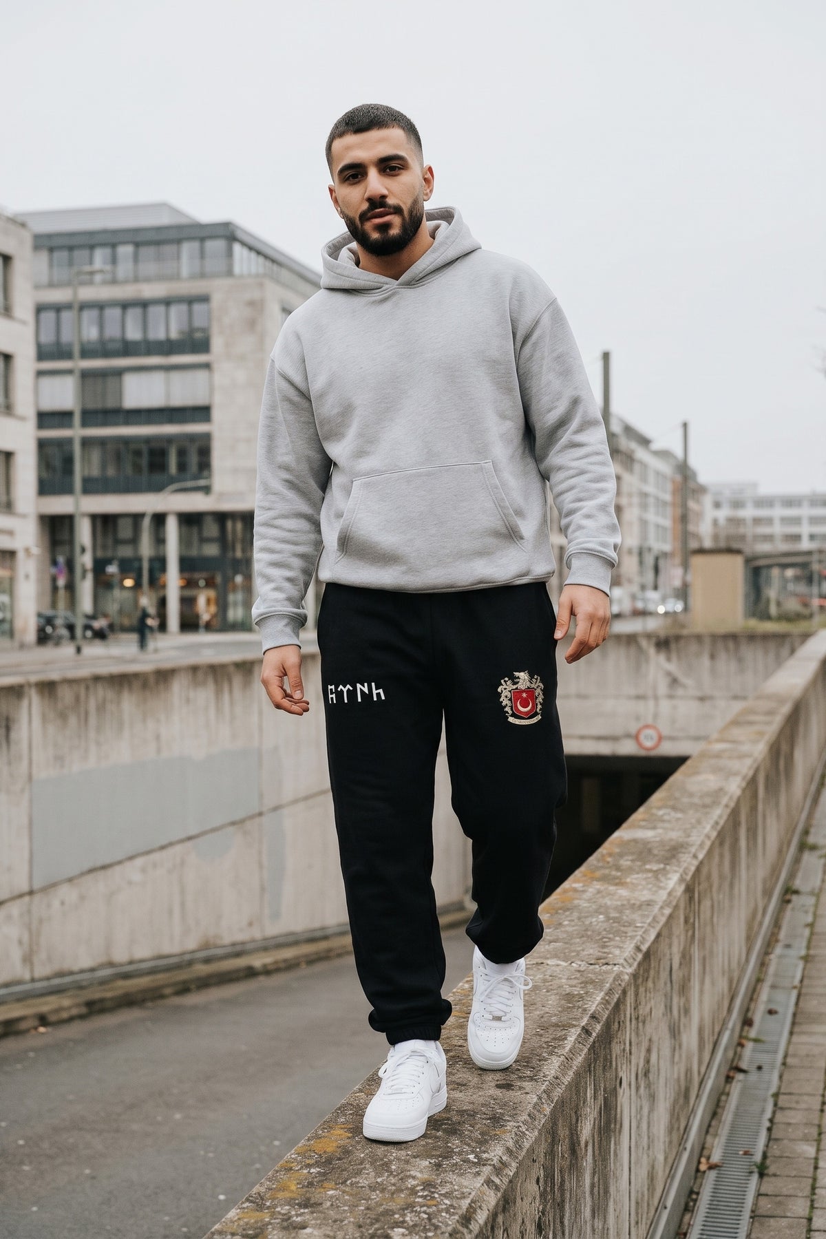 Göktürk Jogger in Schwarz – getragen im Studio