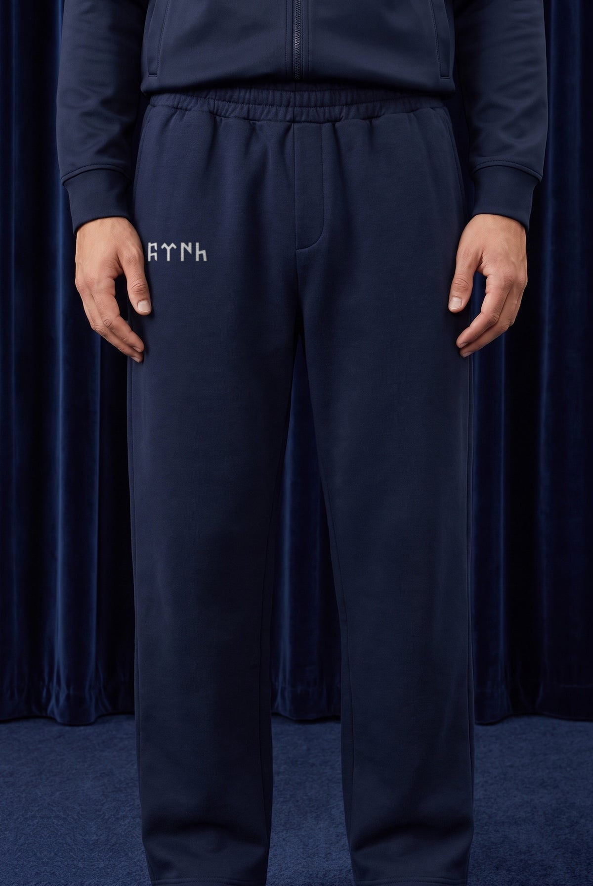 Göktürk Oversized Jogger in Deep Navy – Nahaufnahme des Prints