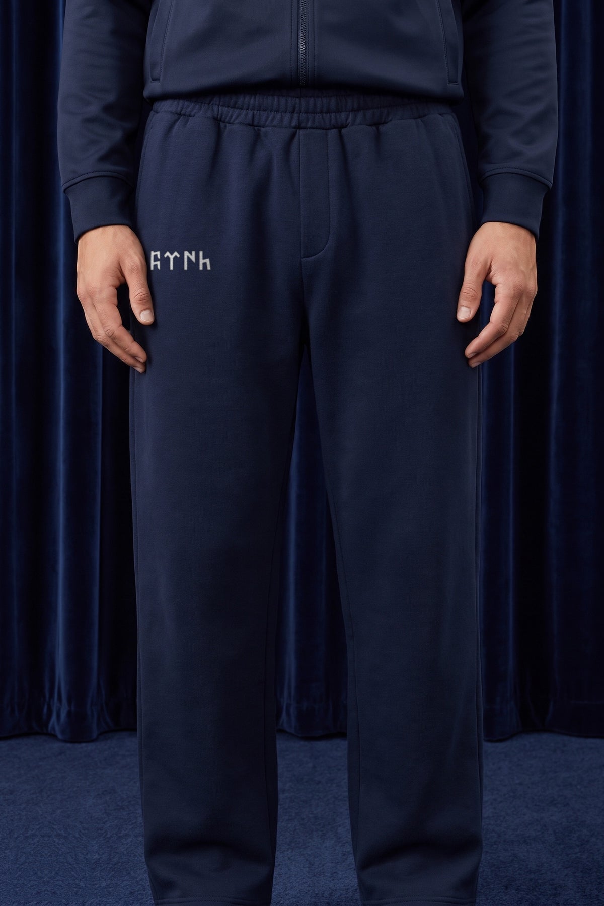 Göktürk Oversized Jogger in Deep Navy – Nahaufnahme des Prints